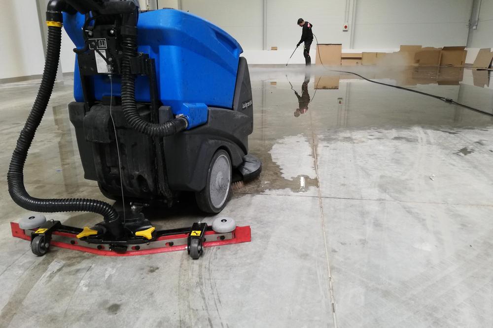 hloubková čištění betonových podlah hal a skladů