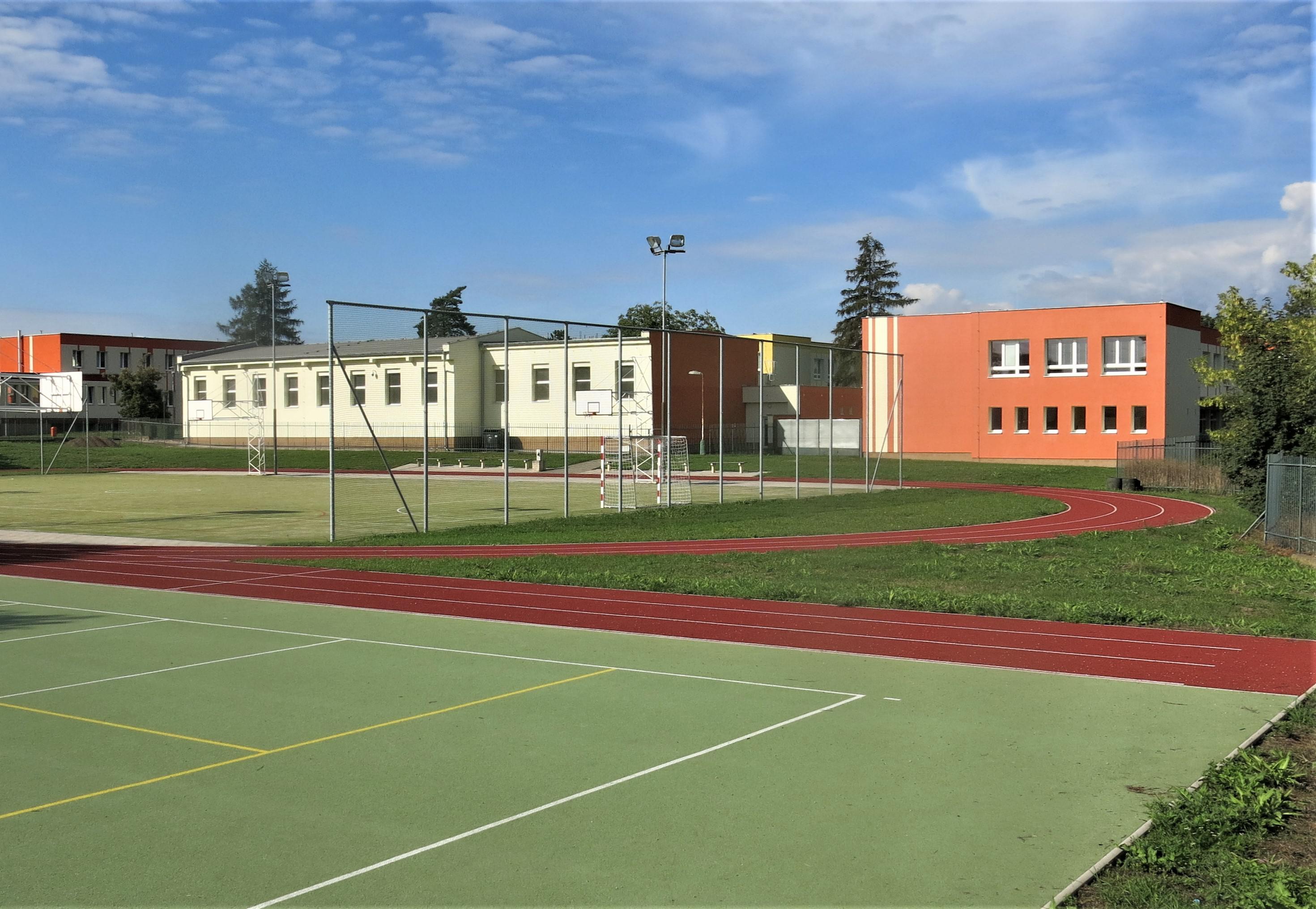 Základní škola s rozšířenou výukou tělesné výchovy, Teplice, Na Stínadlech 2386 foto 1