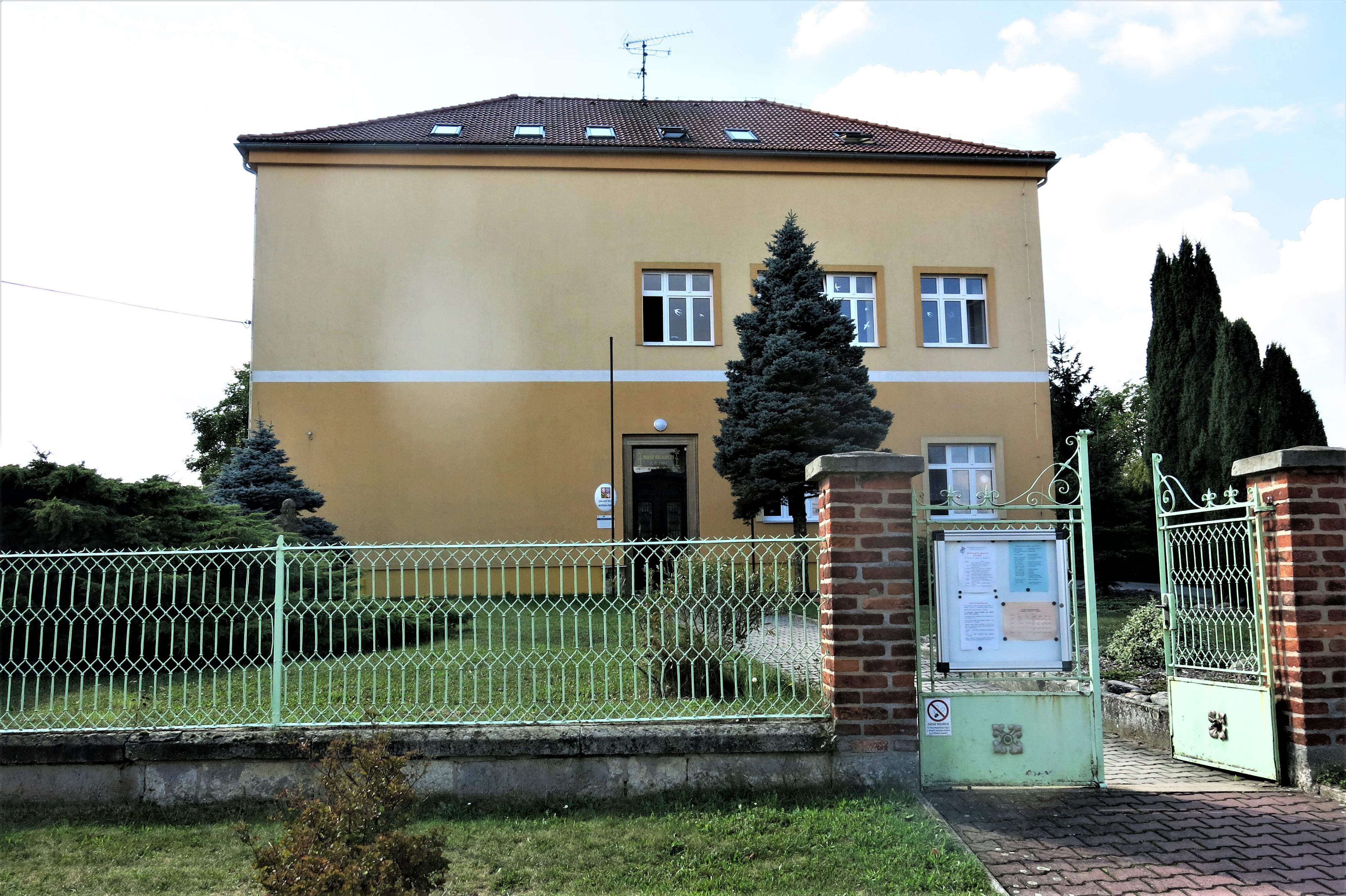Základní škola a Mateřská škola, Měník, okres Hradec Králové