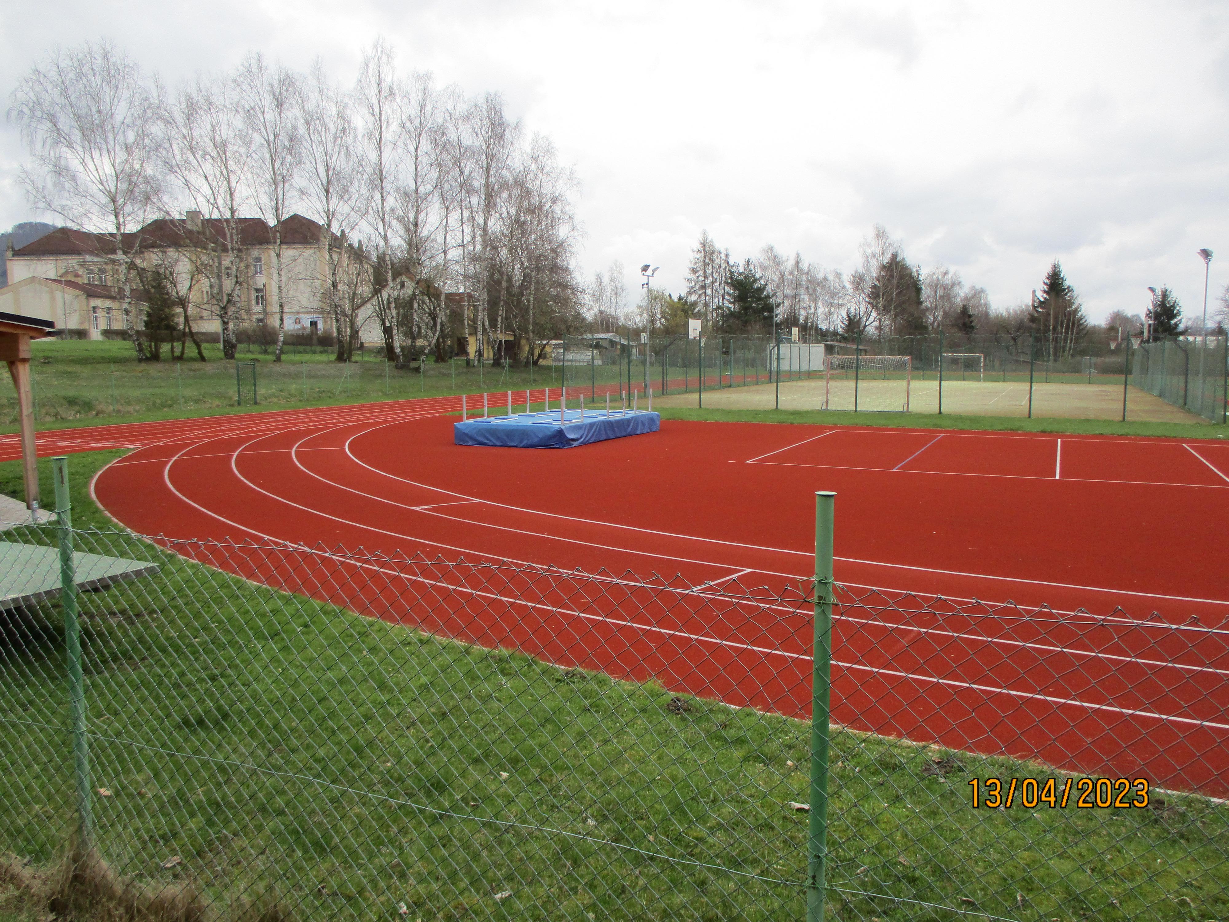 Fotbalové hřiště ZŠ a MŠ Bohumila Hynka Cvikov foto 2