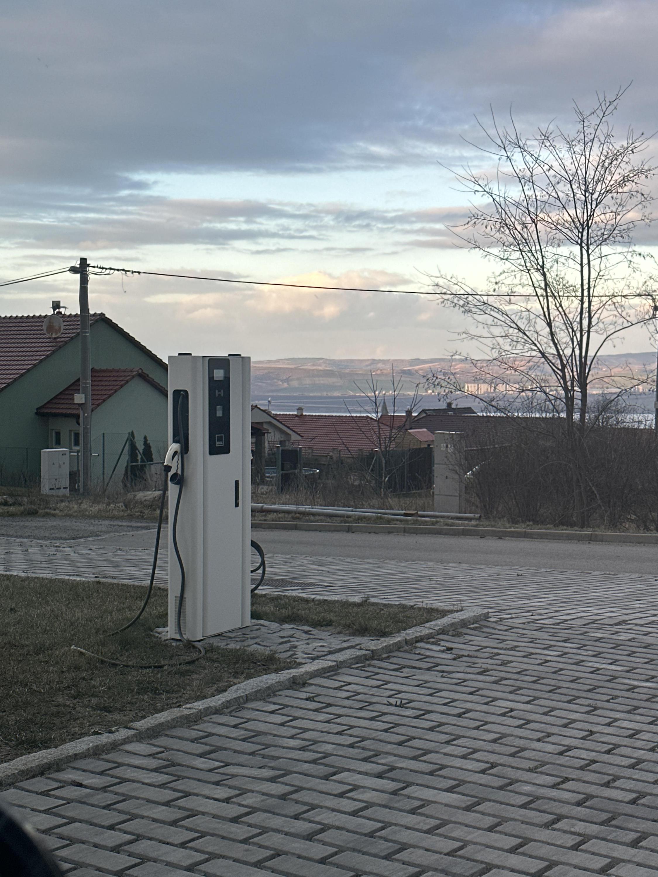 Nabíjecí stanice pro automobily foto 2