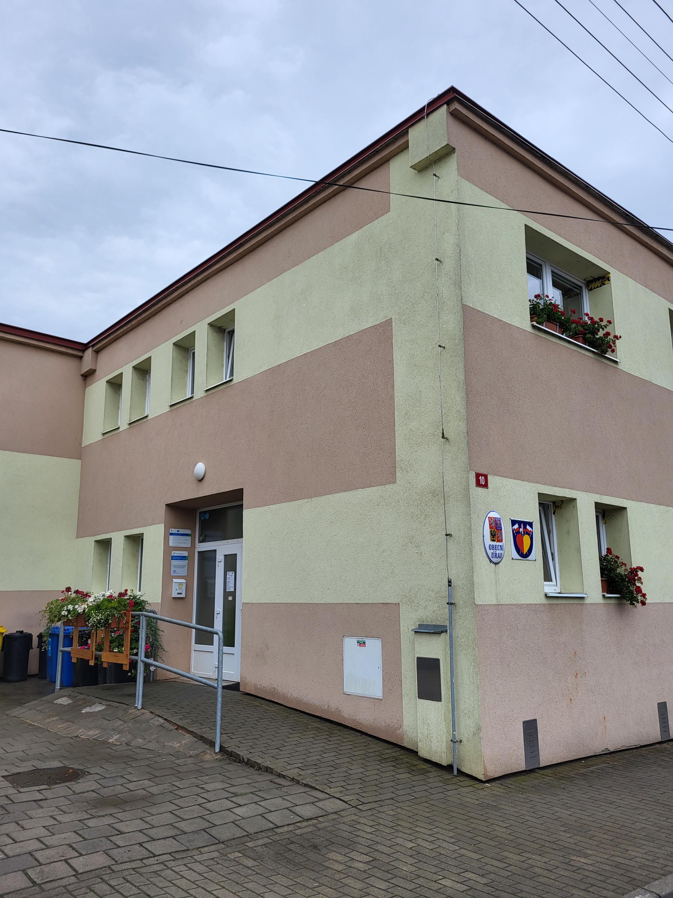 Hluboké Mašůvky - obecní úřad foto 2