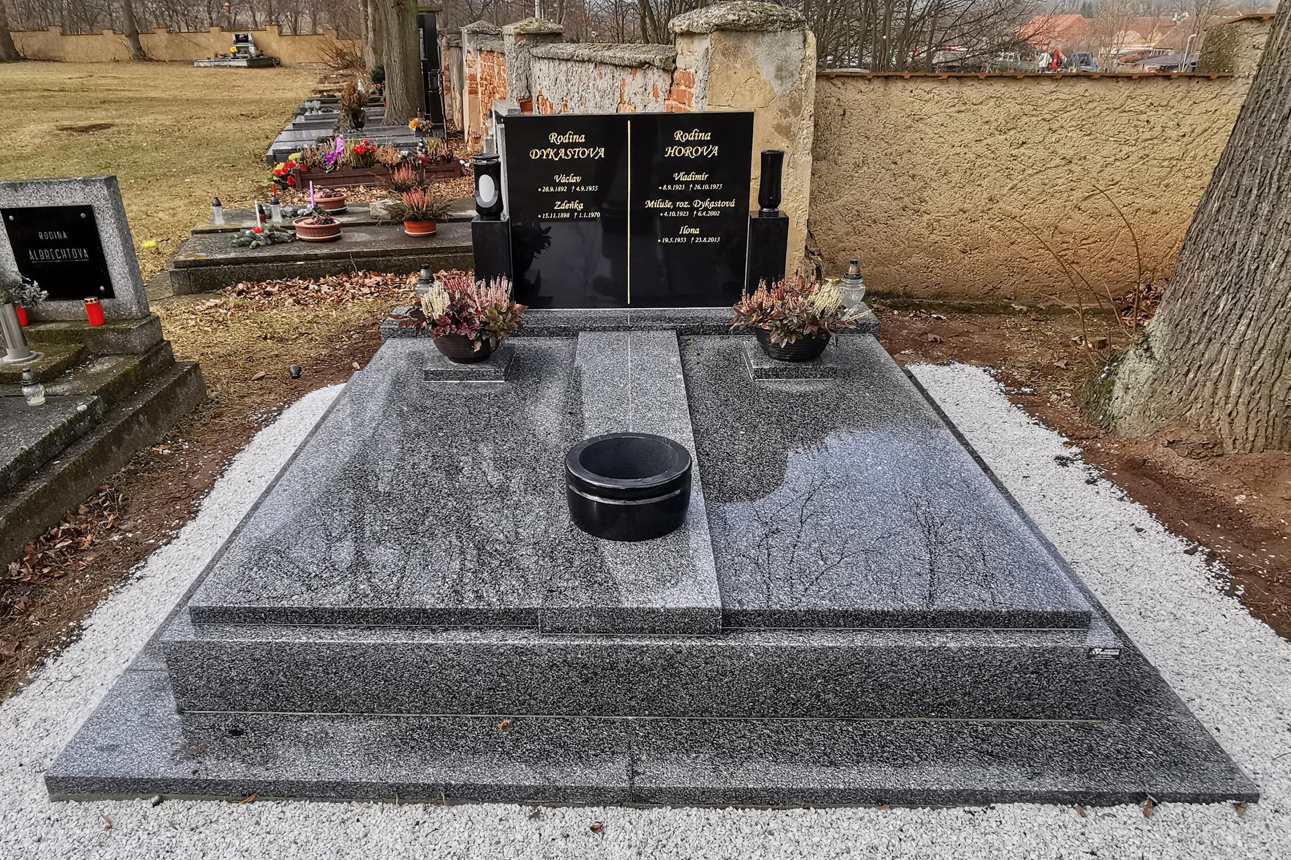 Dvojhroby, pomníky na míru