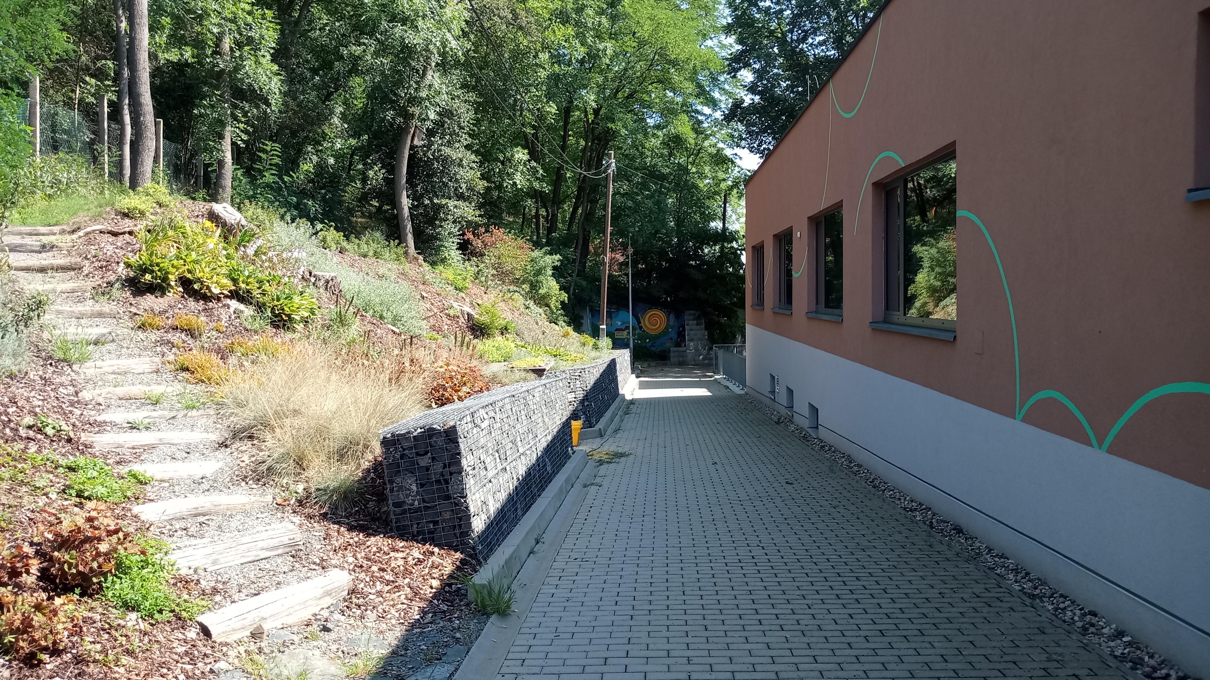 Základní škola a mateřská škola Husinec-Řež foto 1