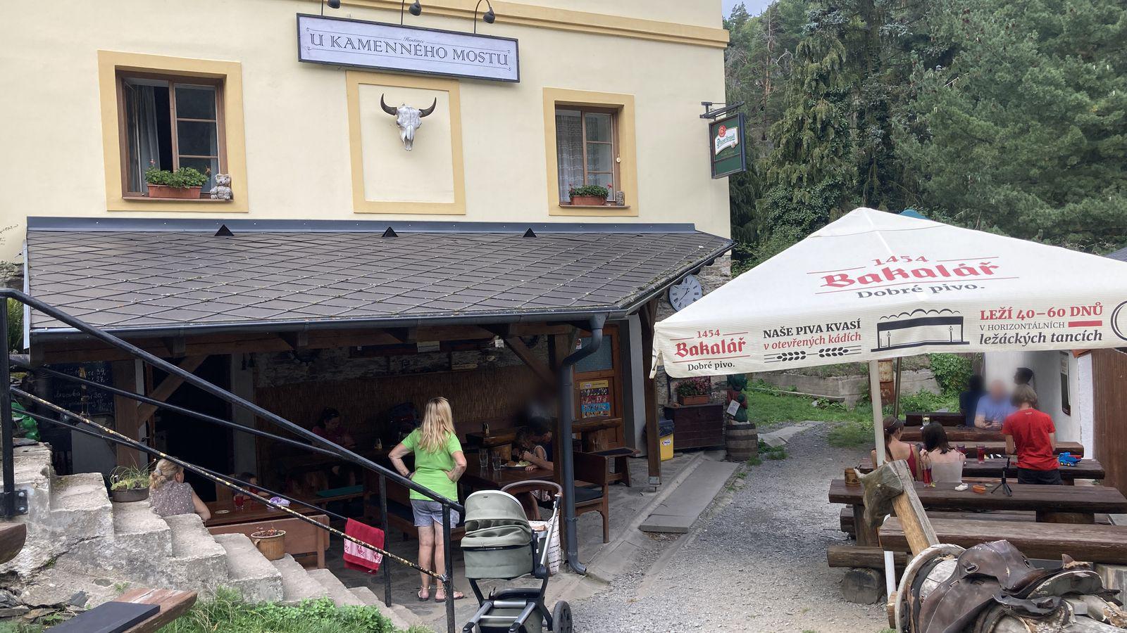 Hostinec u kamenného mostu