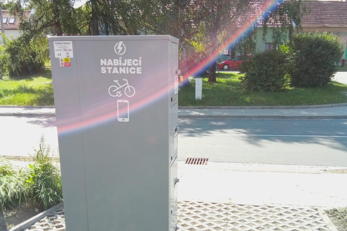 Nabíjecí stanice pro elektrokola a mobilní zařízení