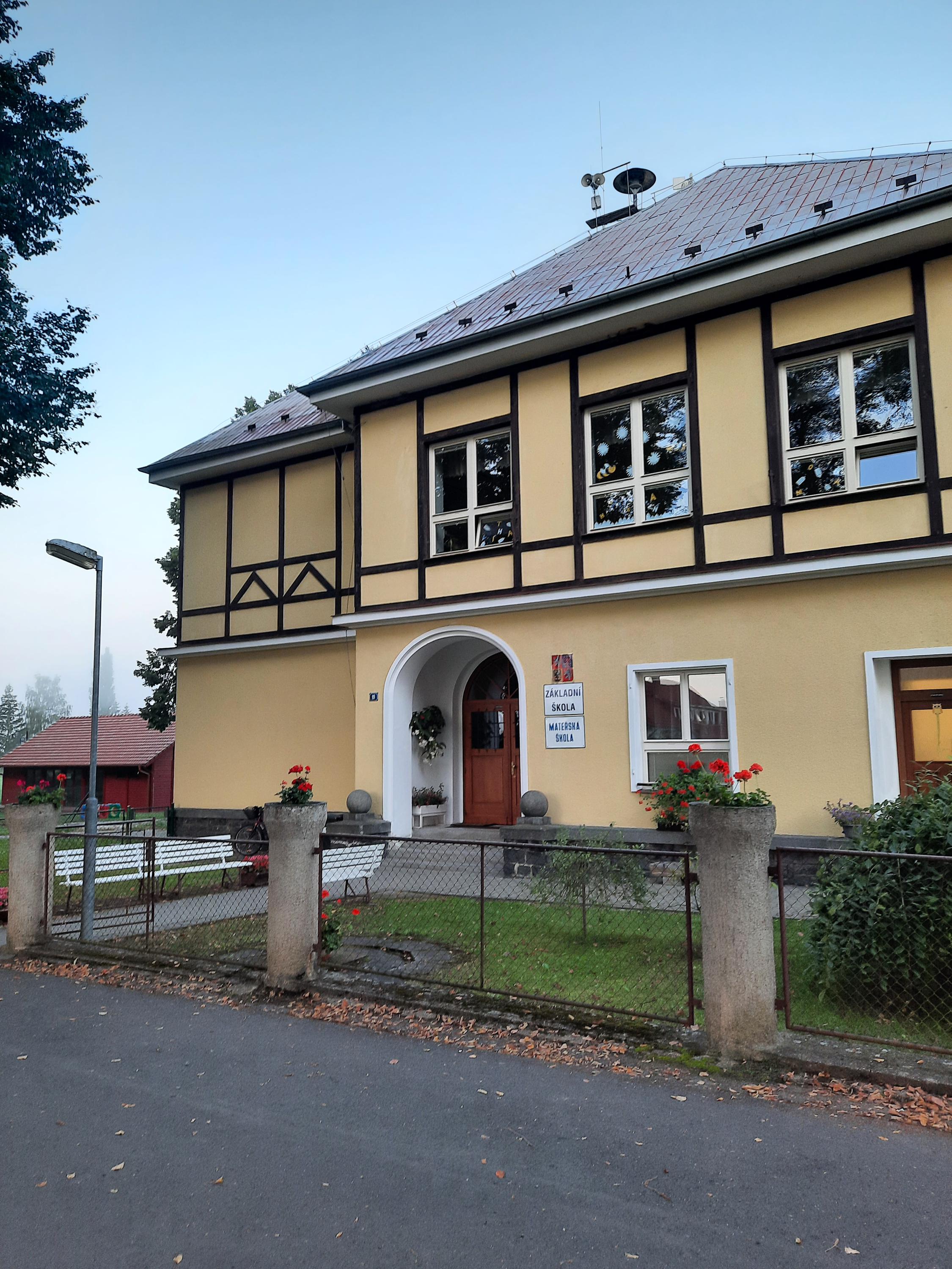 ZŠ a MŠ Zahrádky foto 2