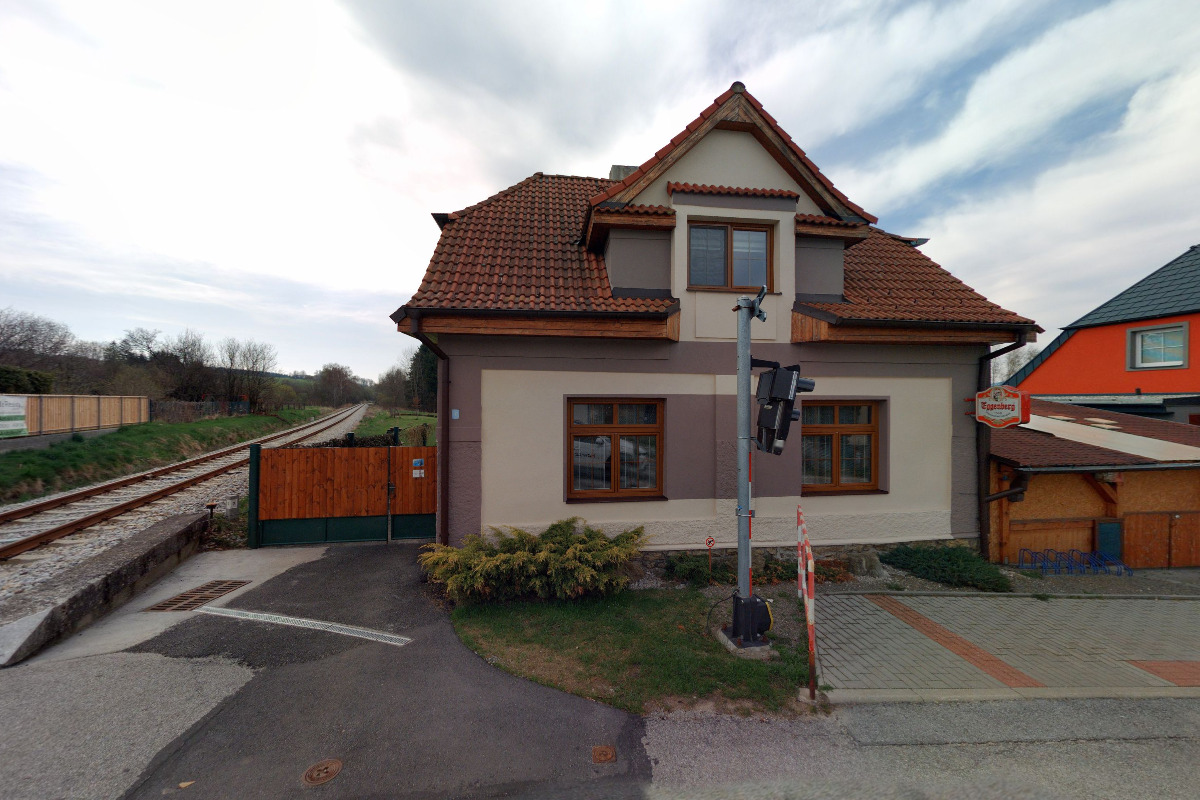 Restaurace u železničního přejezdu