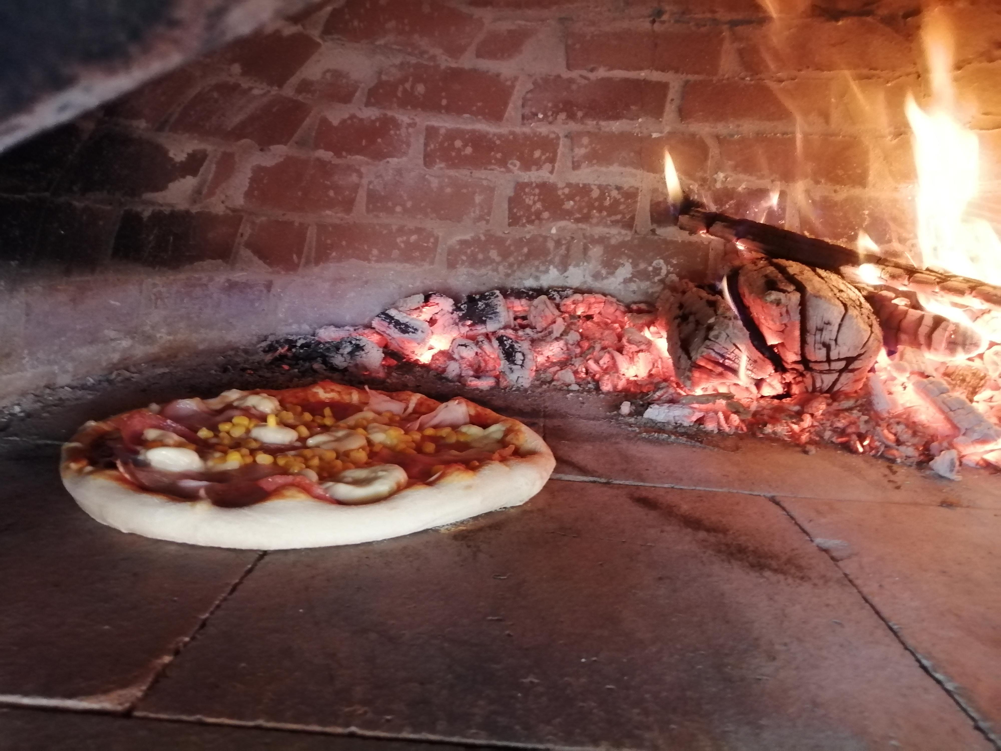 Pizza z kamenné pece foto 4