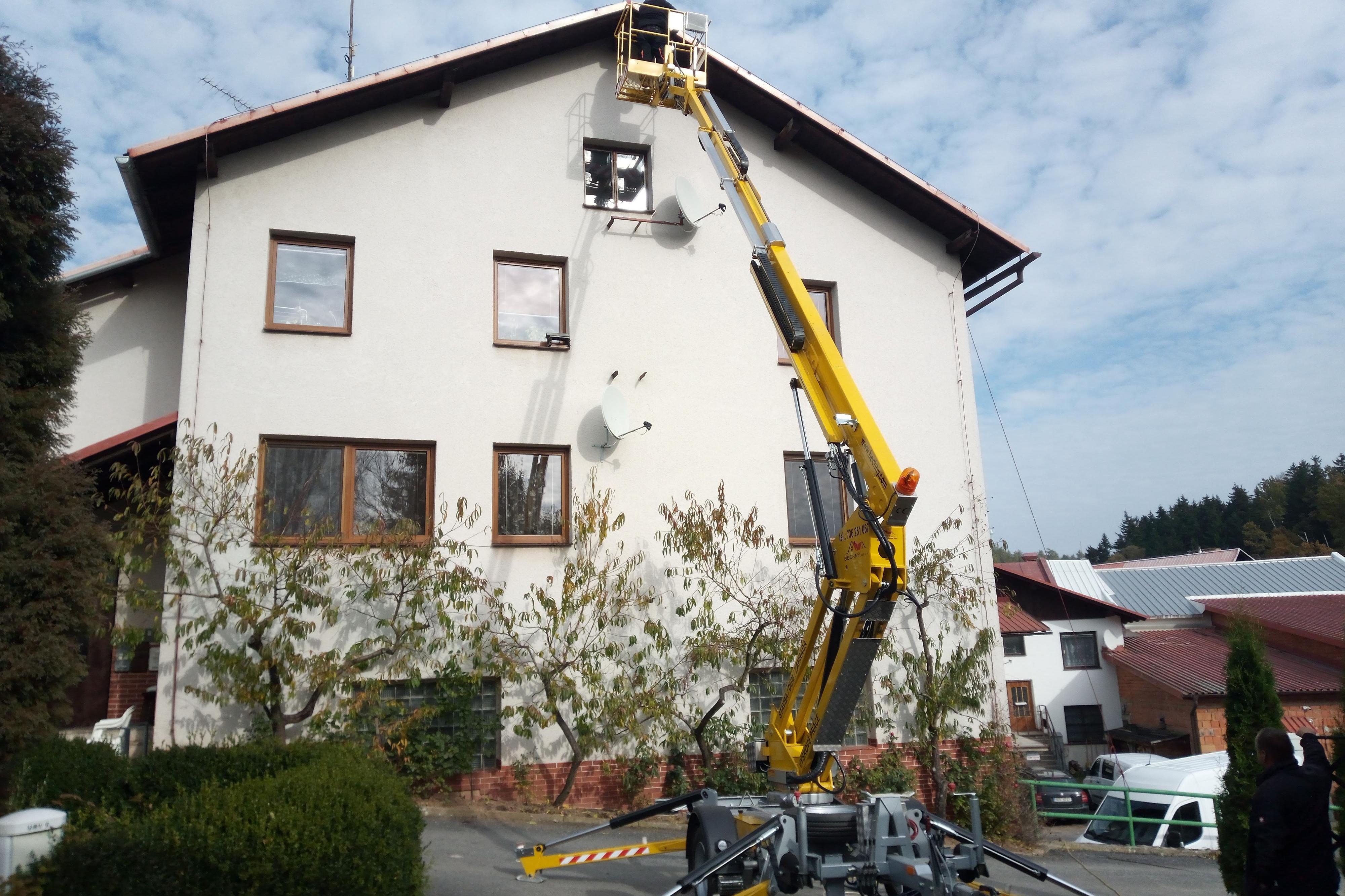 Práce z vysokozdvižné plošiny. Pronájem.