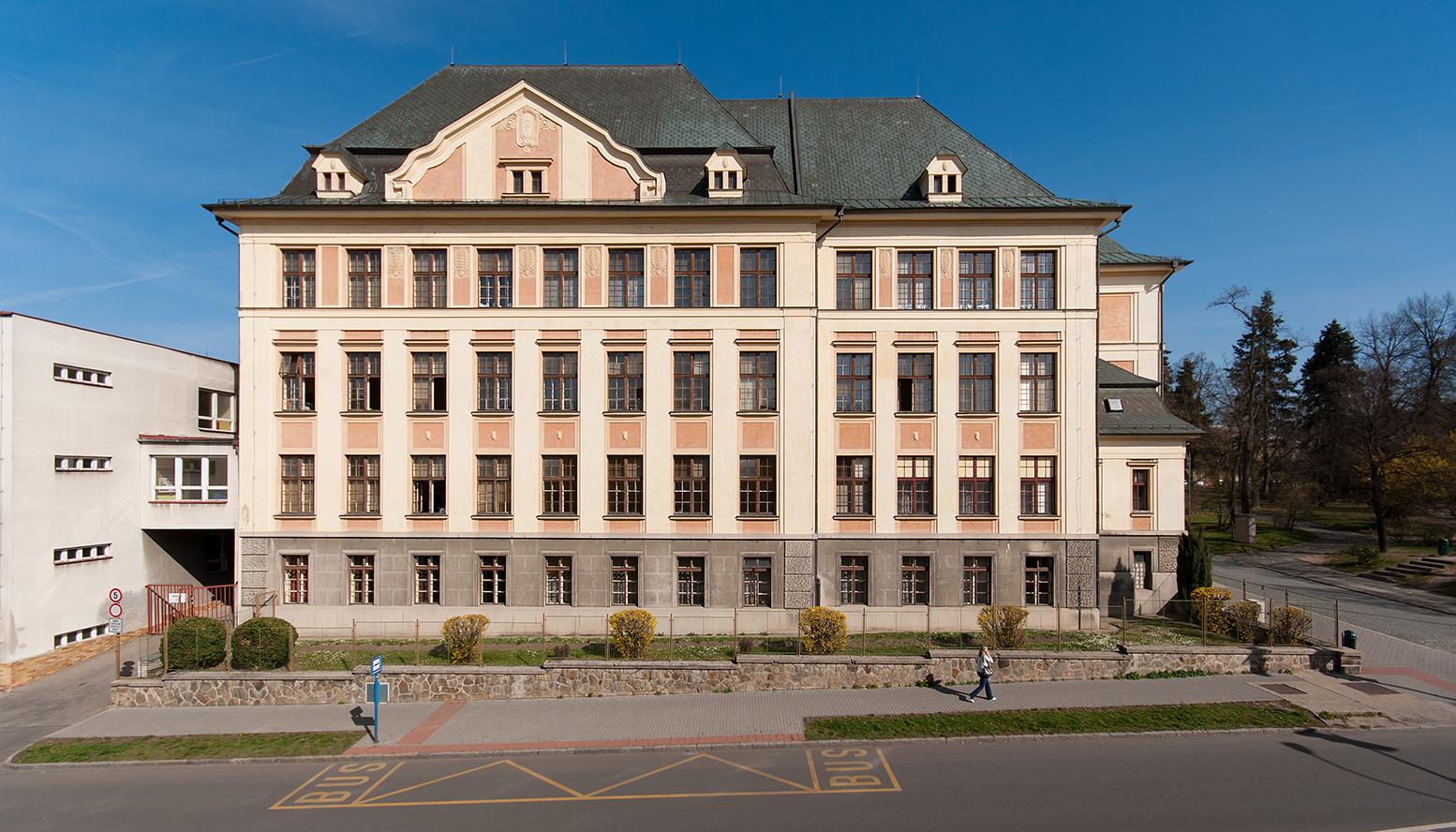 ZŠ Jana Husa a MŠ Písek, Husovo náměstí foto 3