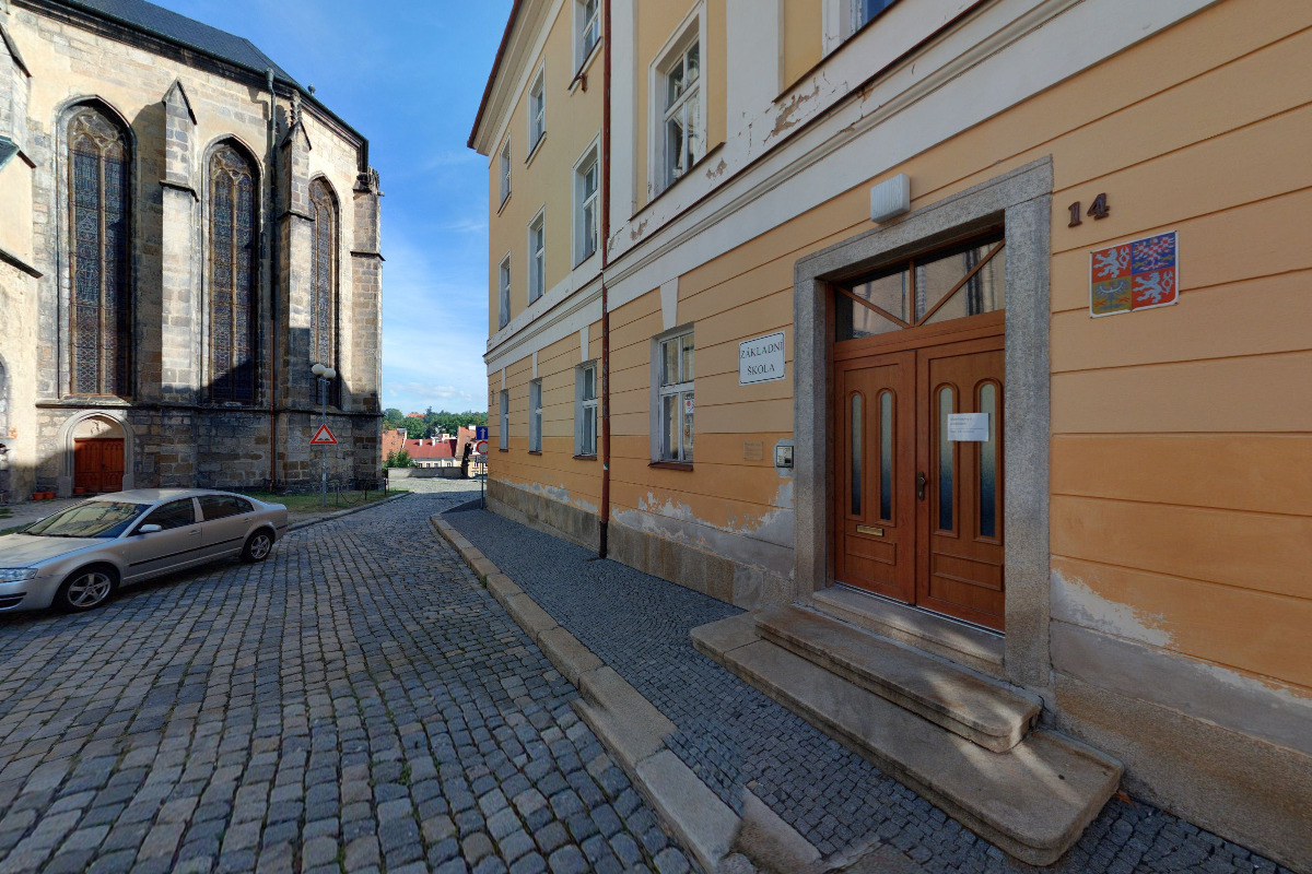 ZŠ Cheb, Kostelní náměstí 14 foto 2
