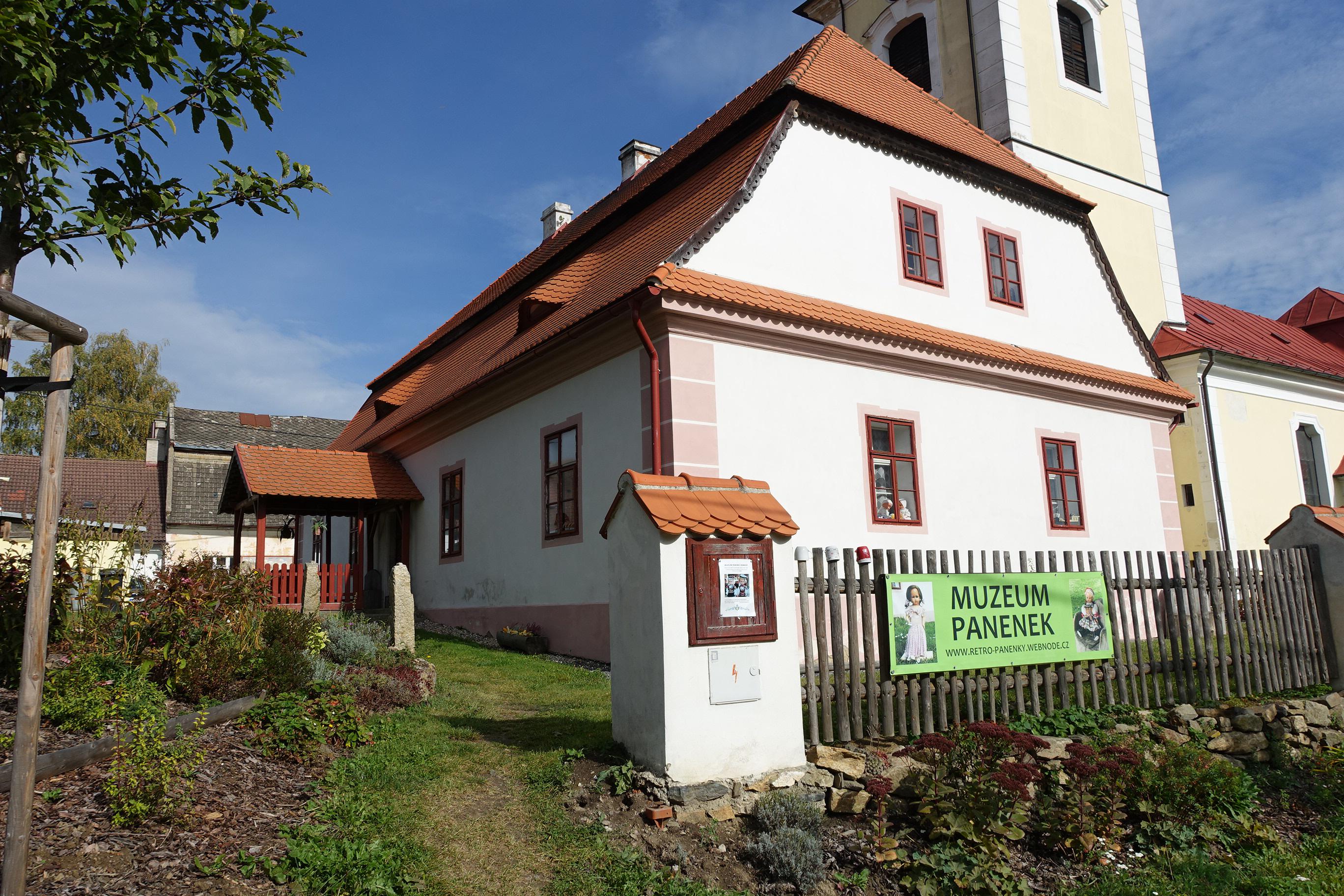 Muzeum panenek stará škola Bobrová
