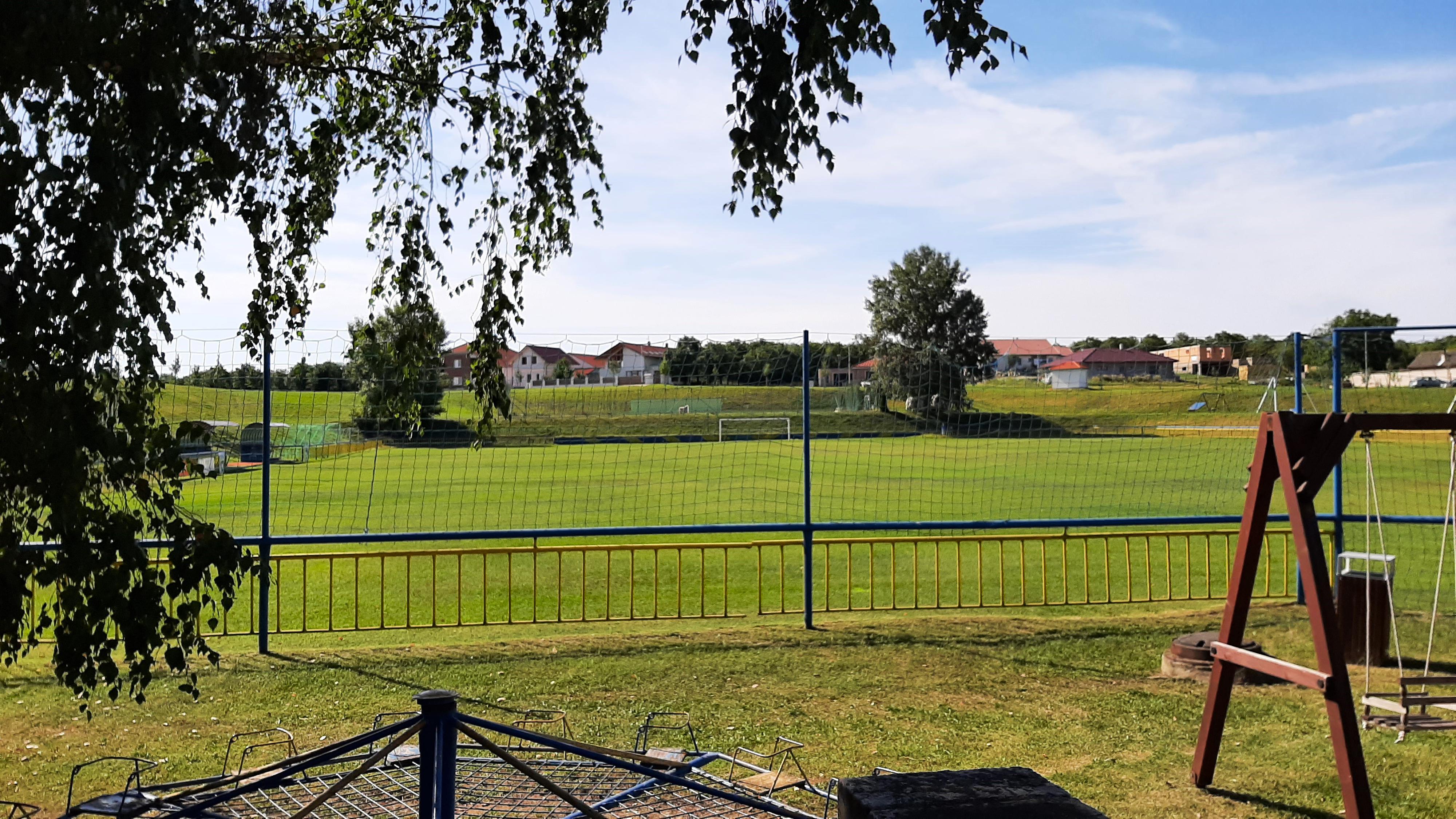 Fotbalové hřiště Hlohovec foto 2