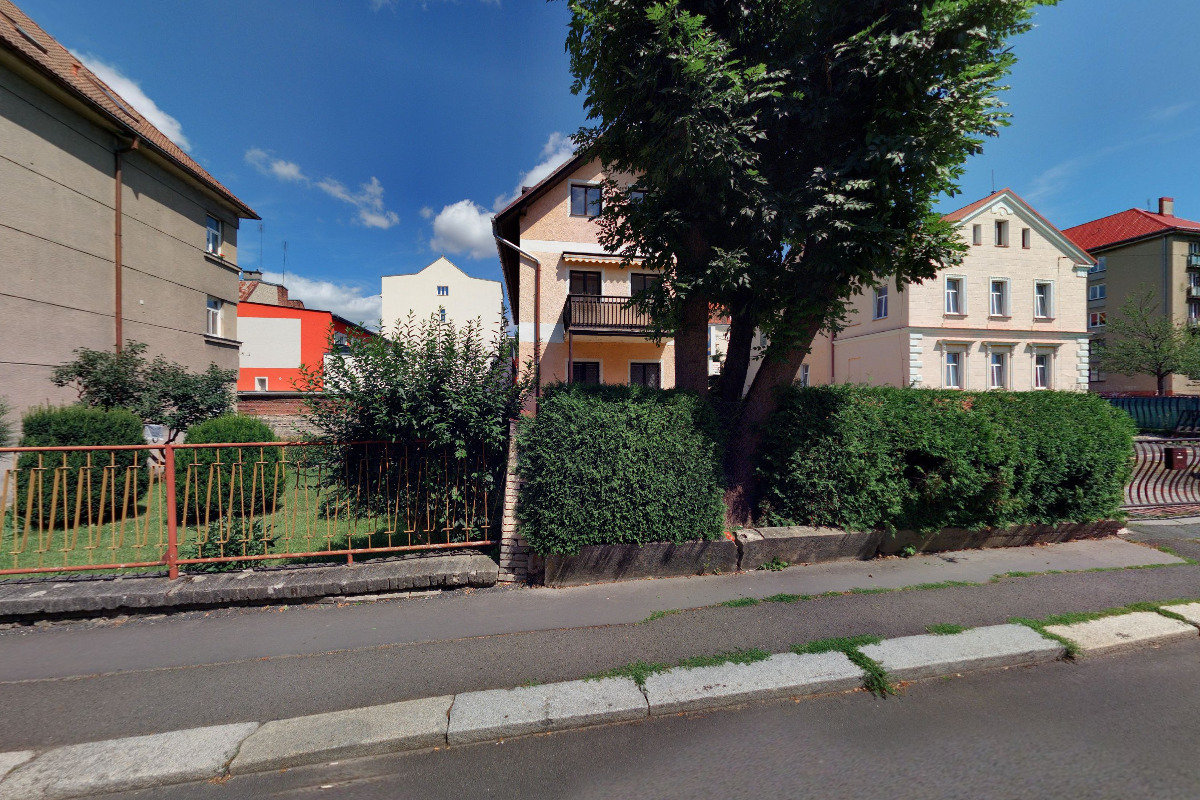 Autoservis u hotelové školy foto 2