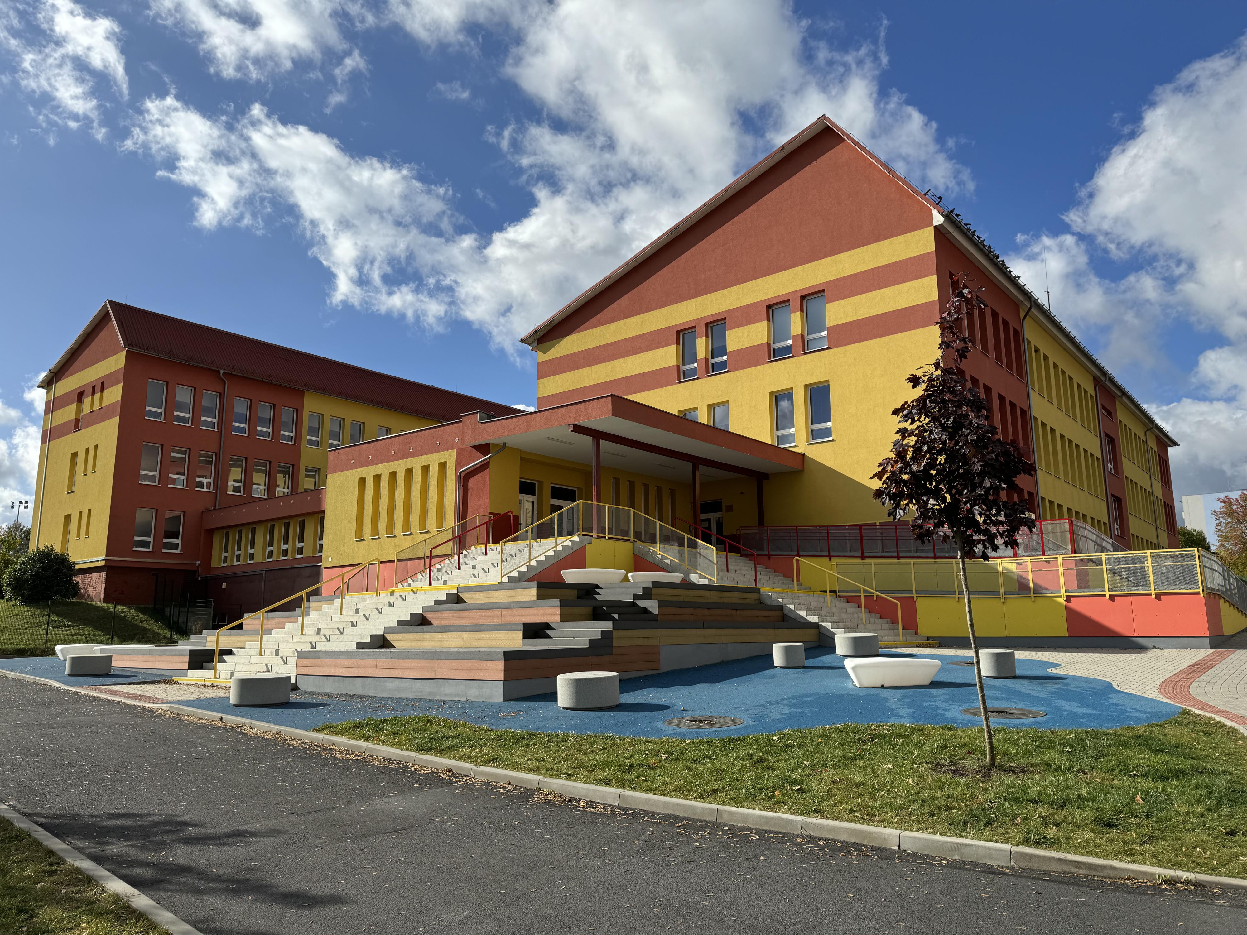 ZŠ Horní Slavkov, Školní foto 2