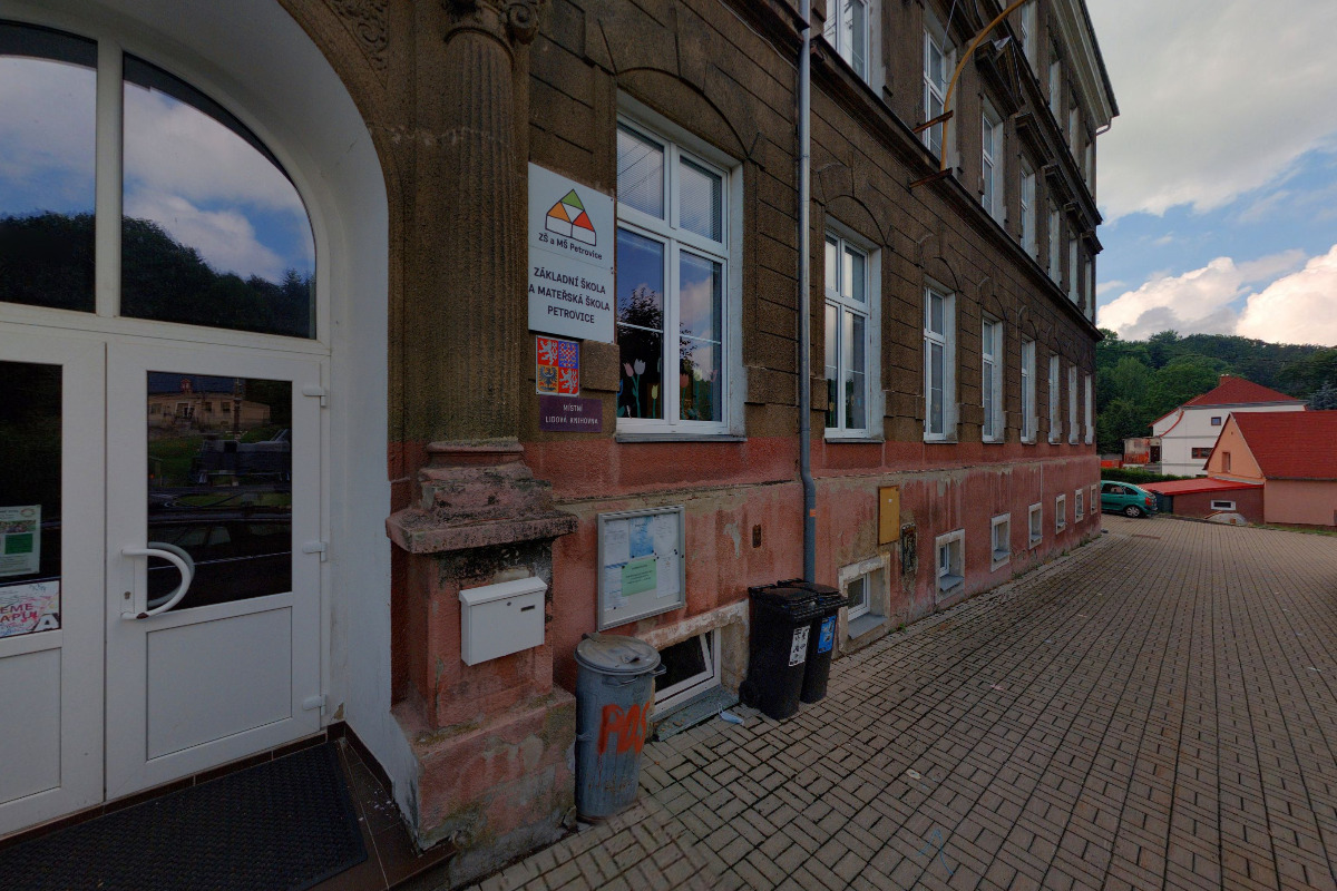 Místní knihovna Petrovice foto 3