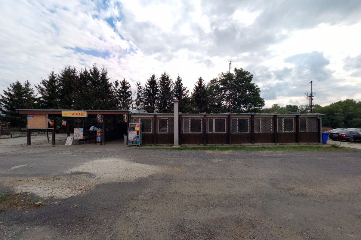 Smíšené zboží u dětského hřiště foto 4