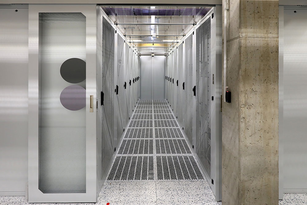 RackHousing v SafeDX server hotelu