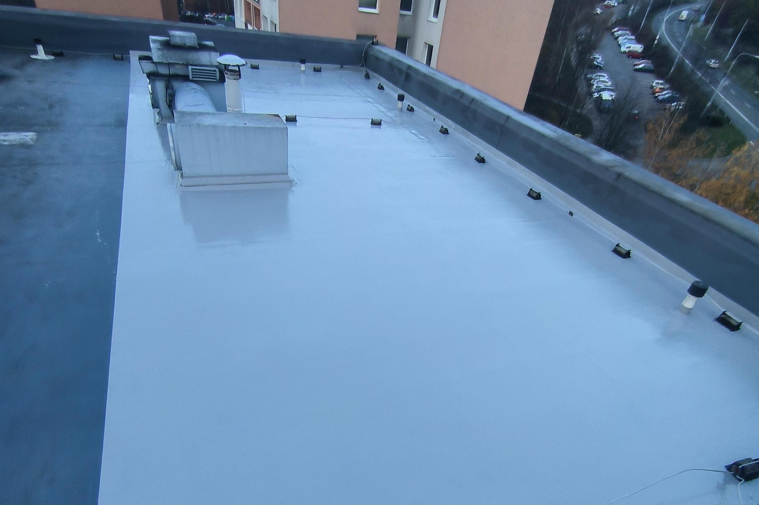 Izolace, hydroizolace a nátěry střech.