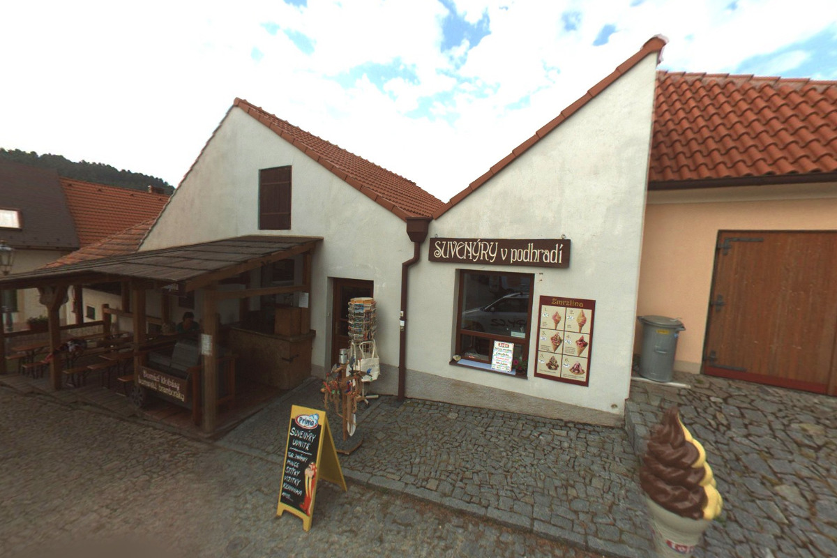 Suvenýry v podhradí