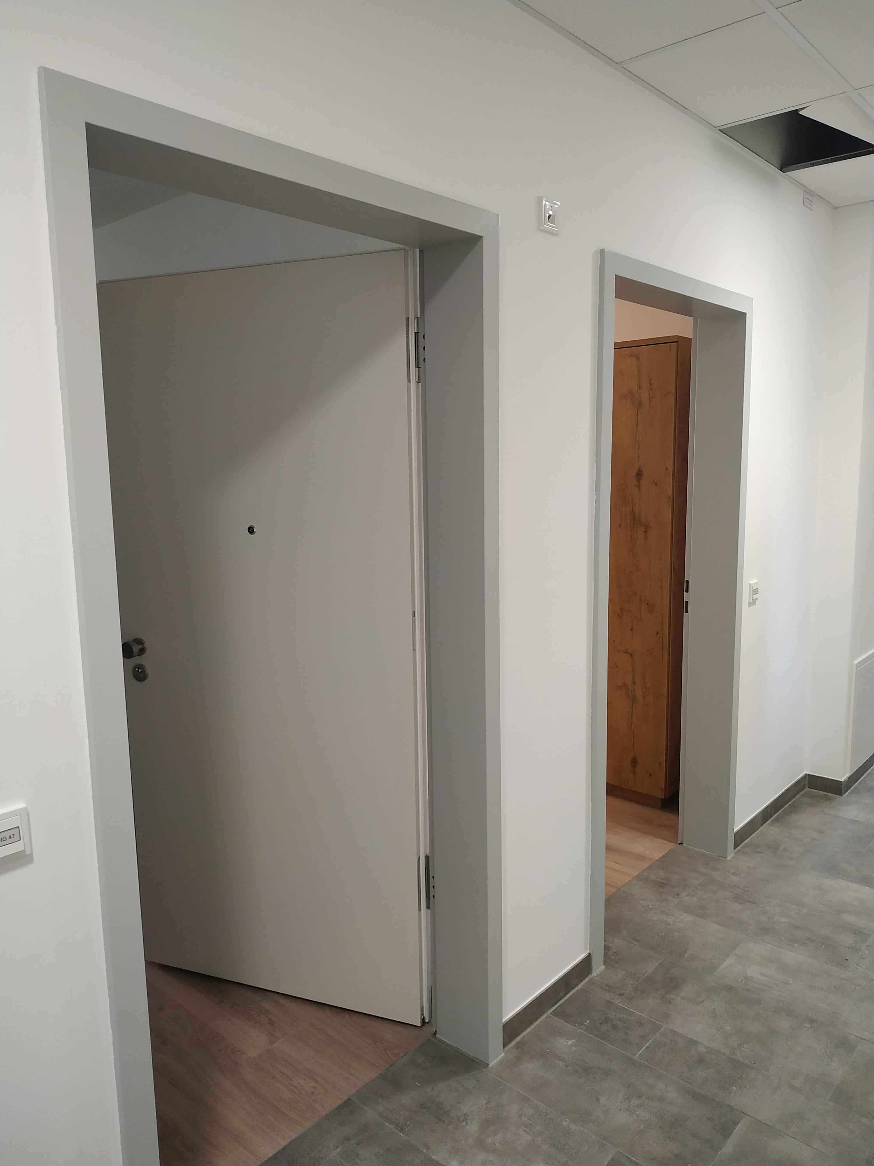 Lakování zárubní dveří