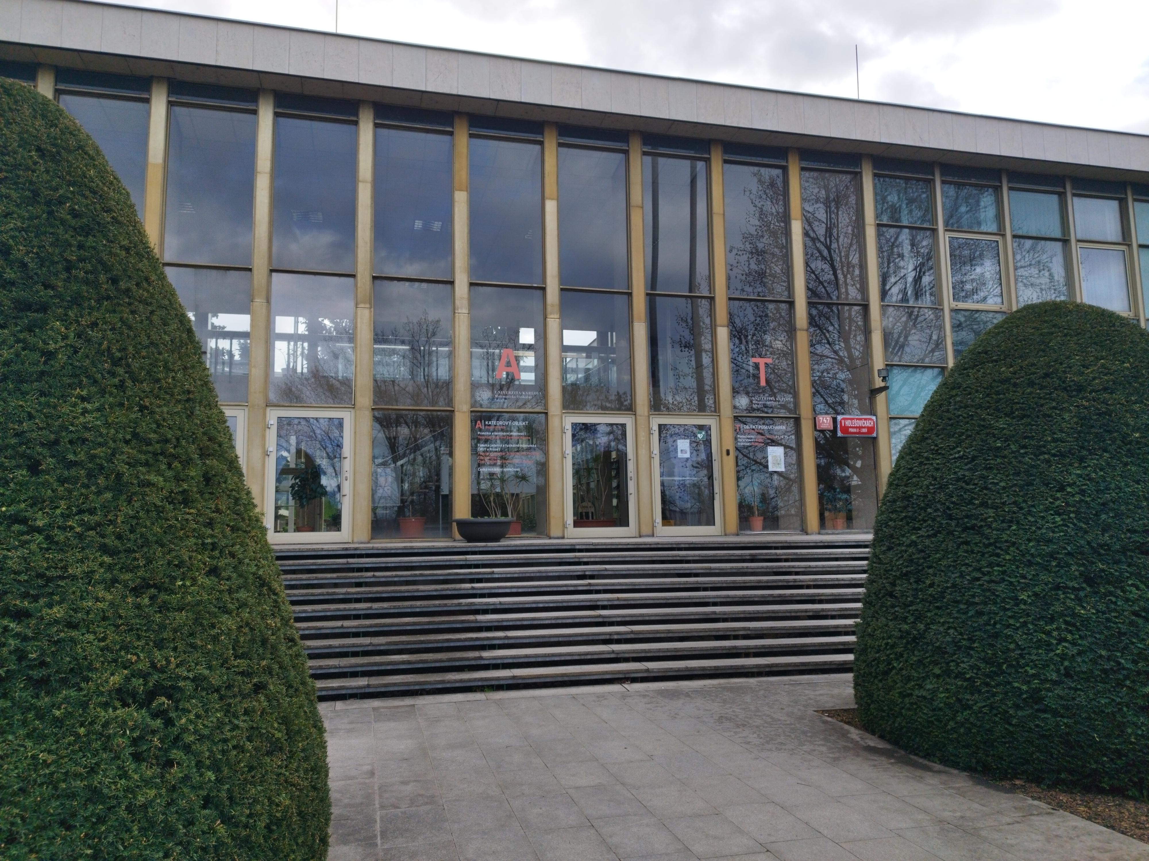 Ústav částicové a jaderné fyziky Matematicko-fyzikální fakulty - Univerzita Karlova