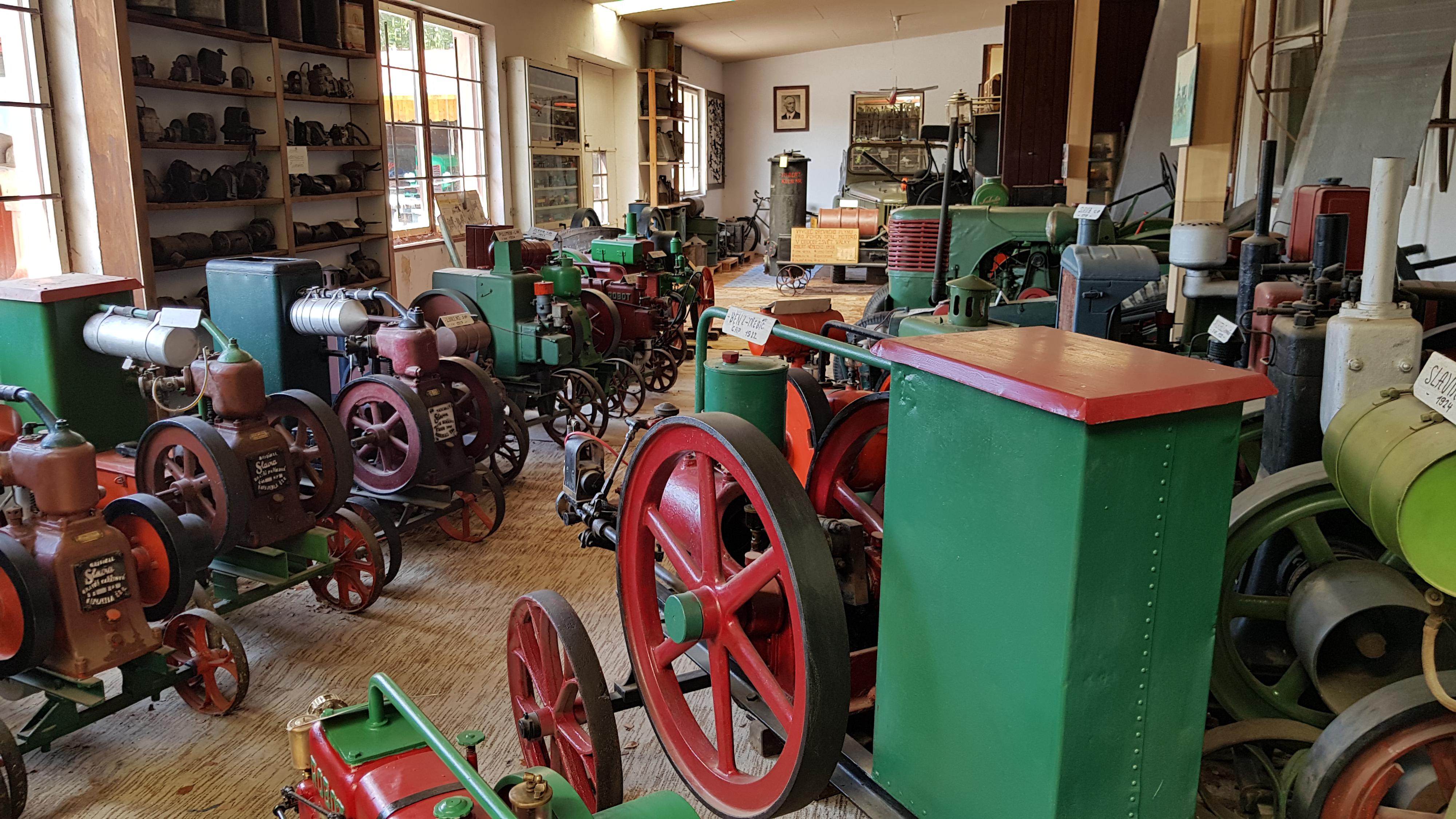 Muzeum historických vozidel a staré zemědělské techniky foto 5