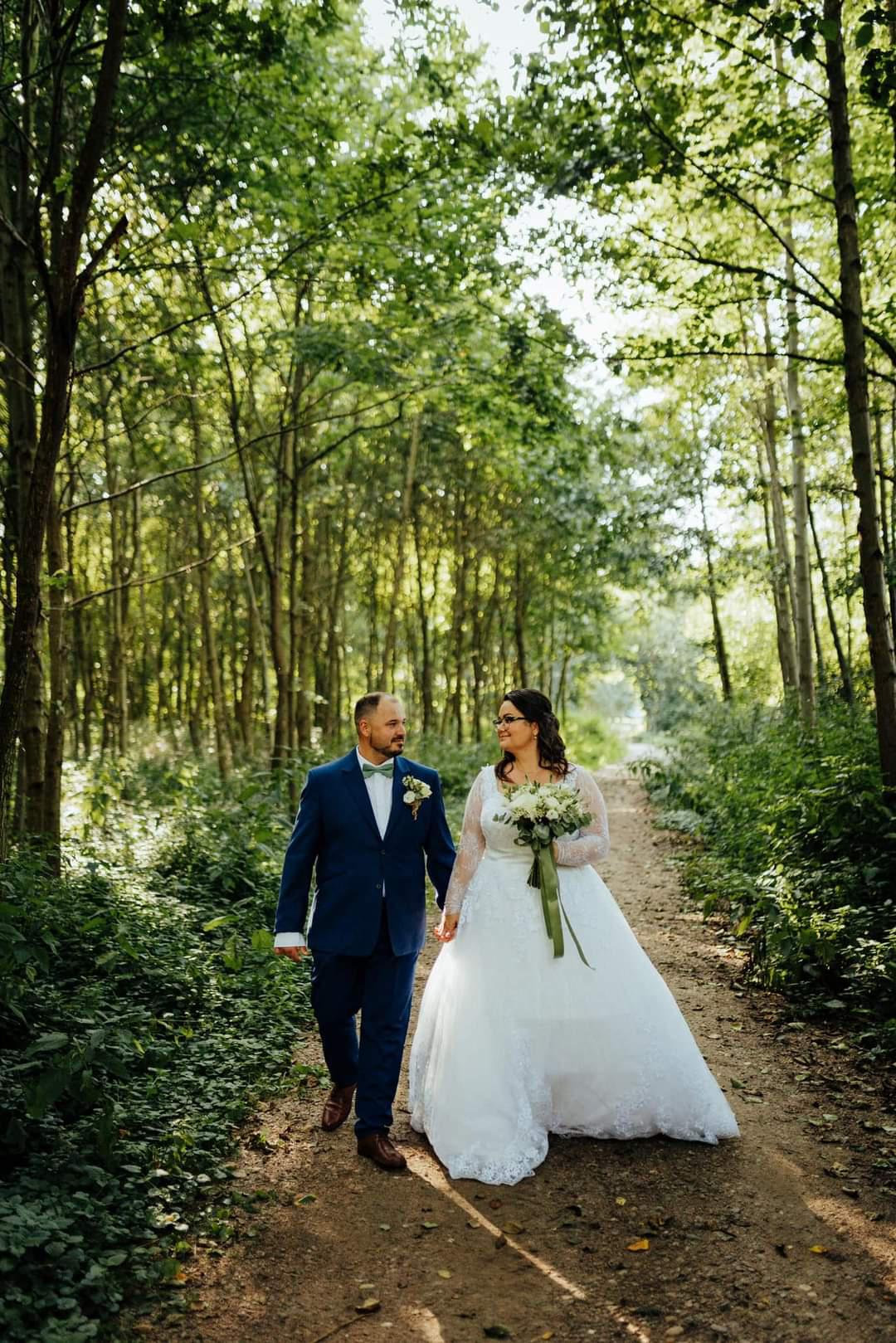 Půjčovna svatebních a společenských šatů - Jolana Hošková foto 2