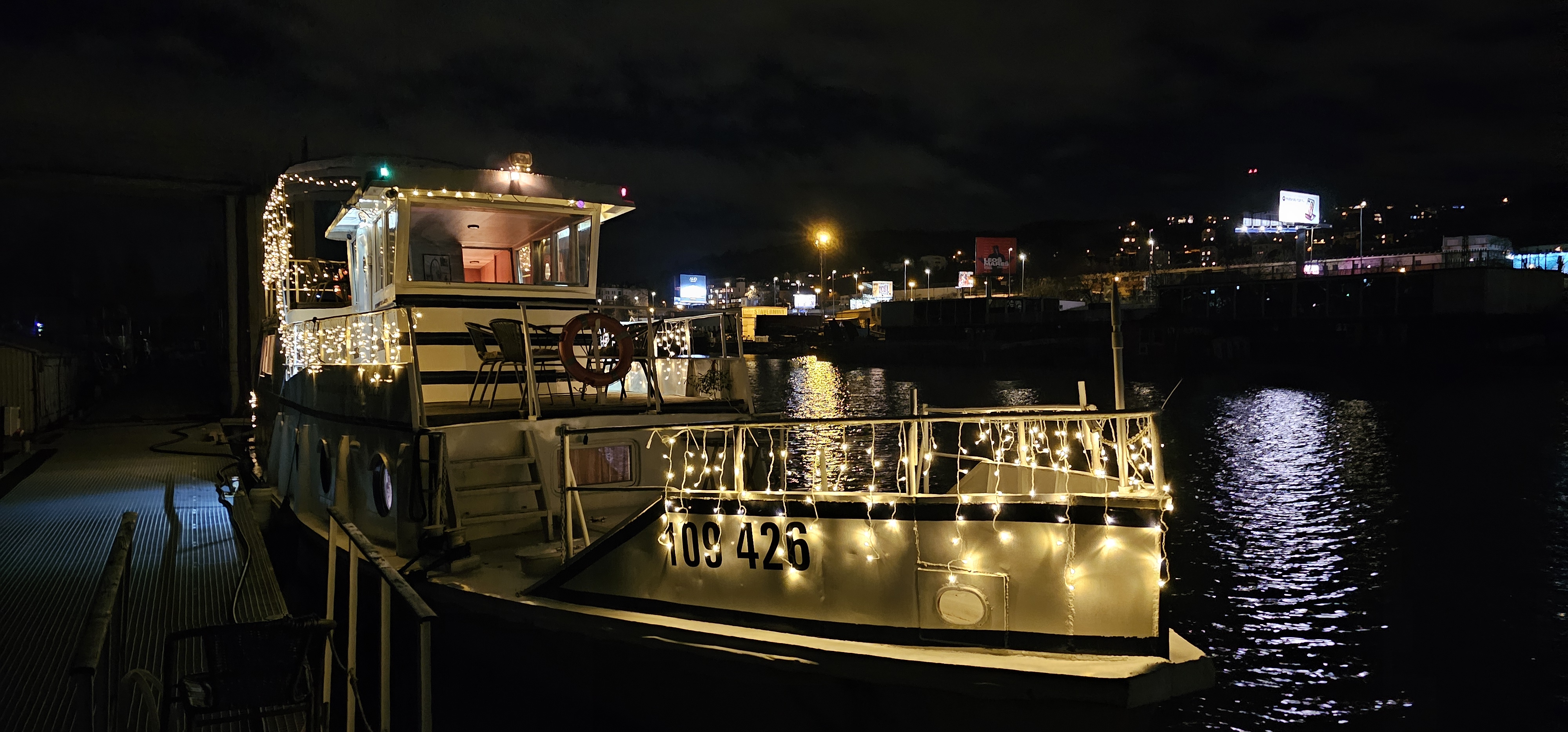 Dolphin boat foto 2