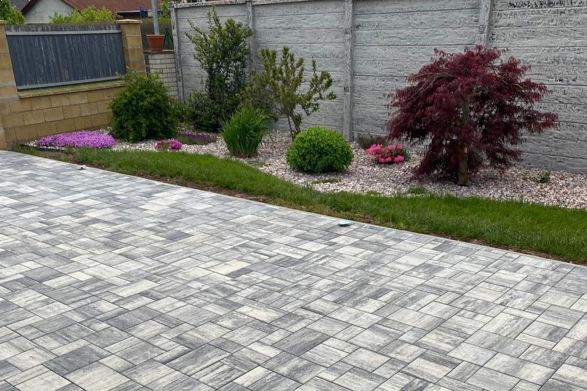 Konopásek - dlažby, ploty, bazény