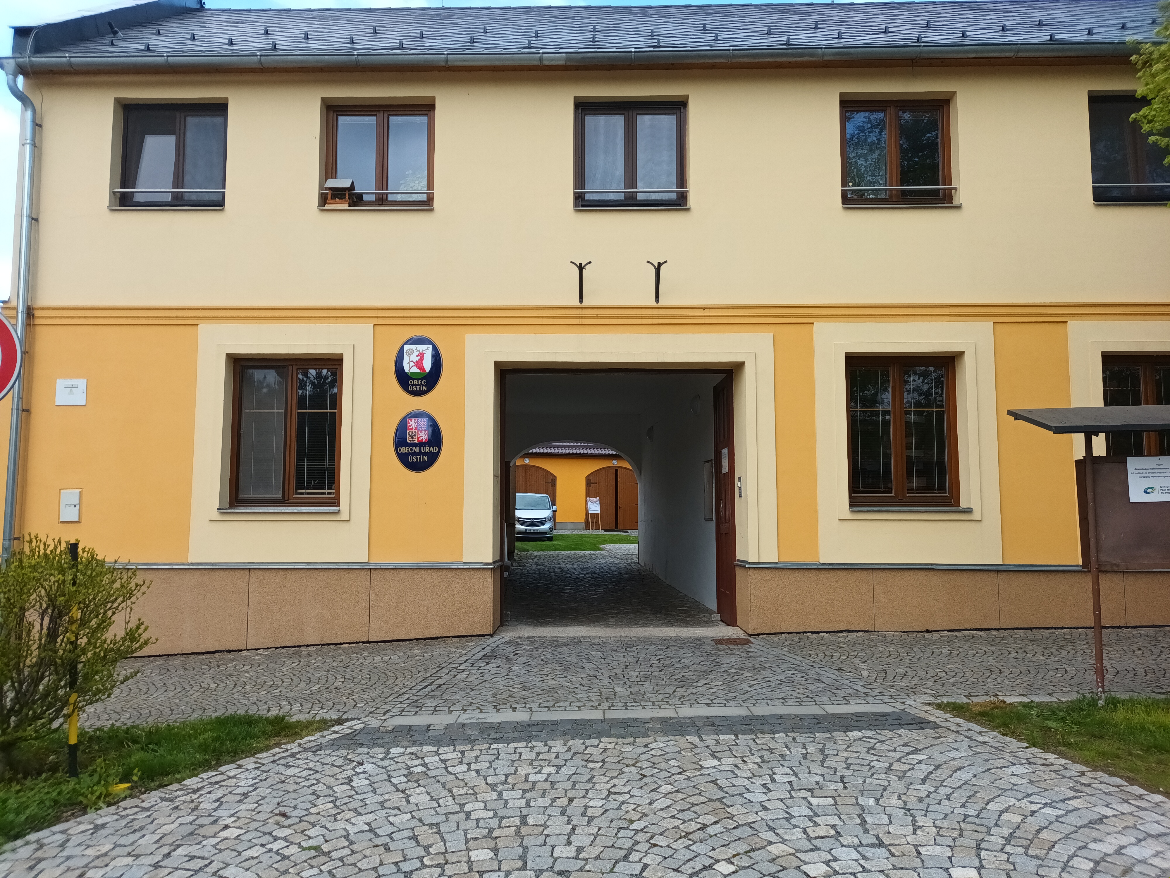 Ústín - obecní úřad foto 2