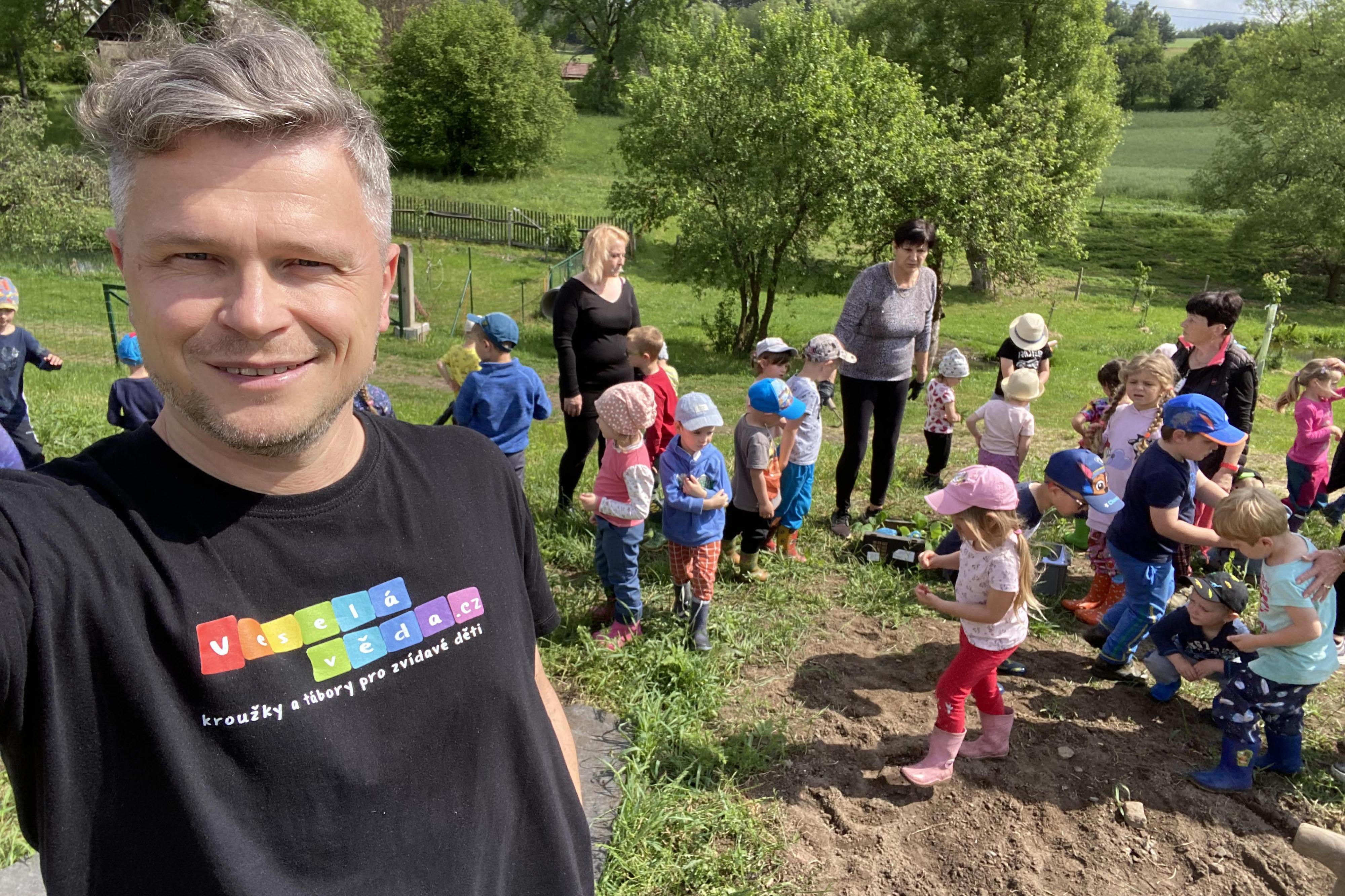 Veselá věda kroužky a tábory z. ú.