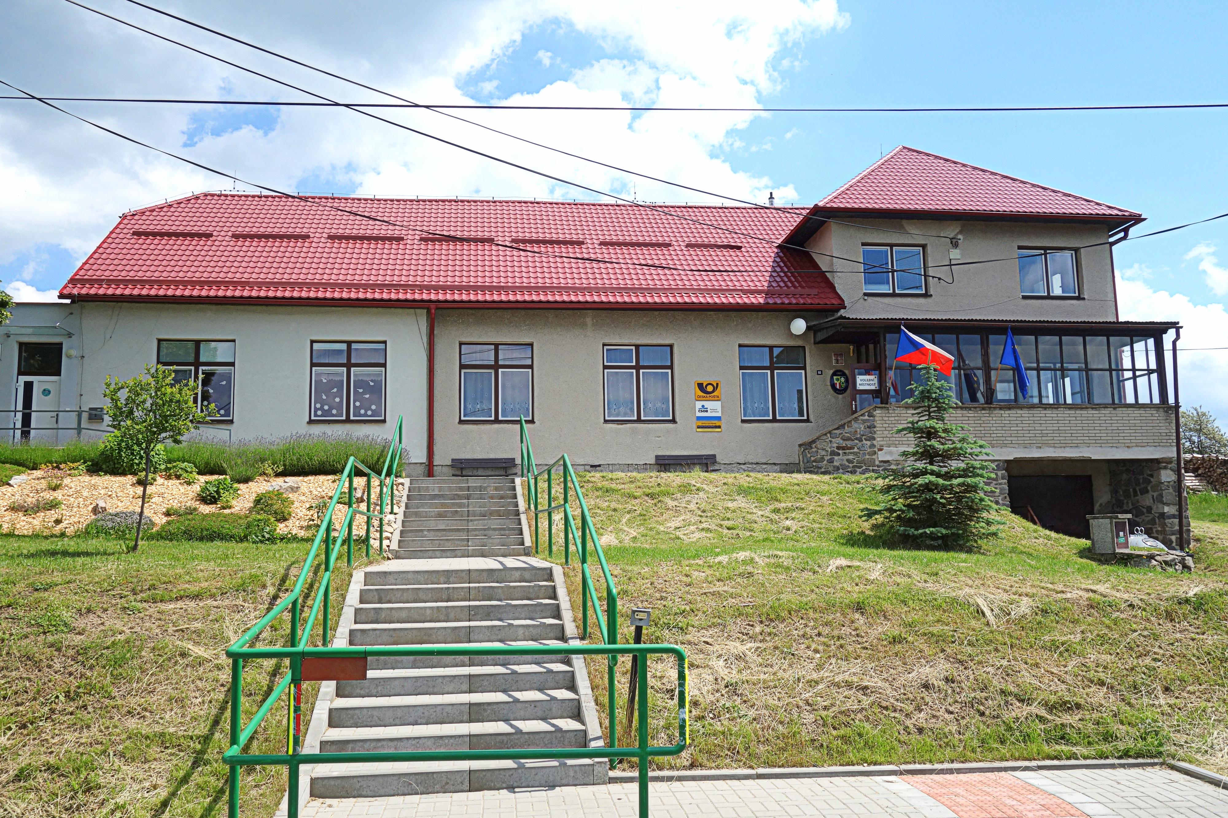 Lísek - obecní úřad foto 2