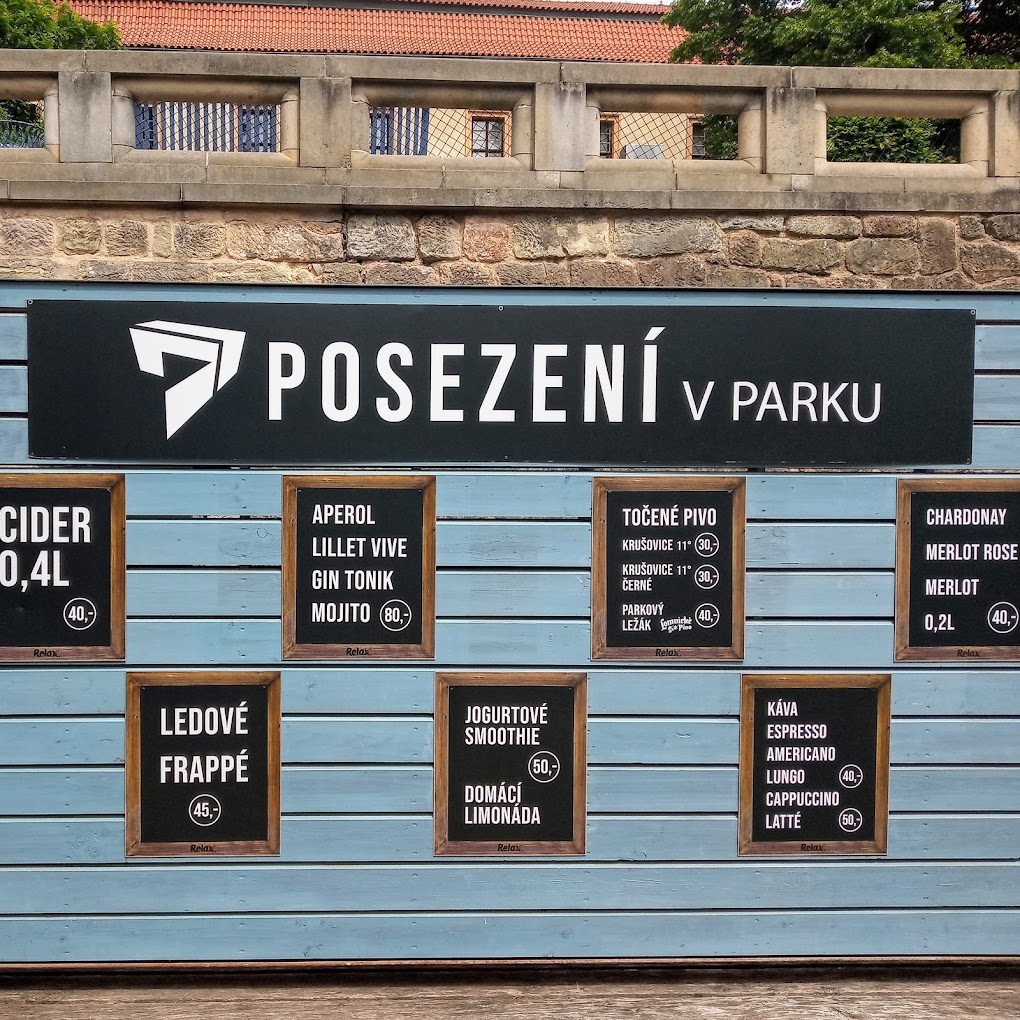 POSEZENÍ V PARKU foto 3