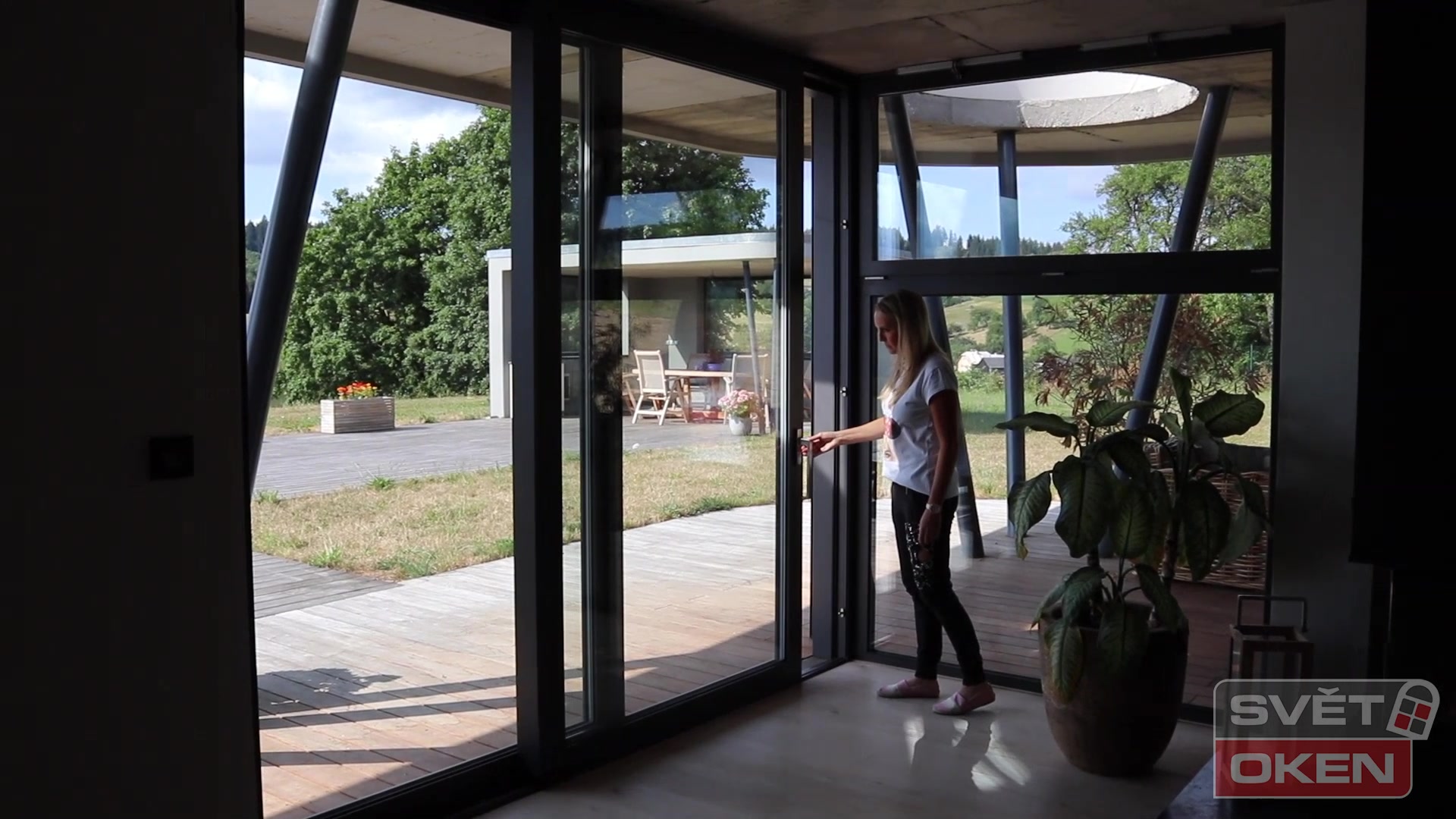 SVĚT OKEN - plastová okna a dveře foto 2 (náhled videa)