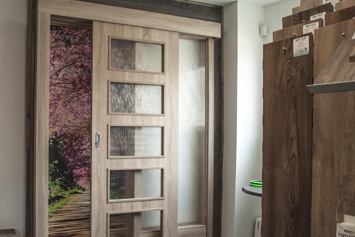 Vnitřní posuvné dveře po zdi i do stav. pouzder.