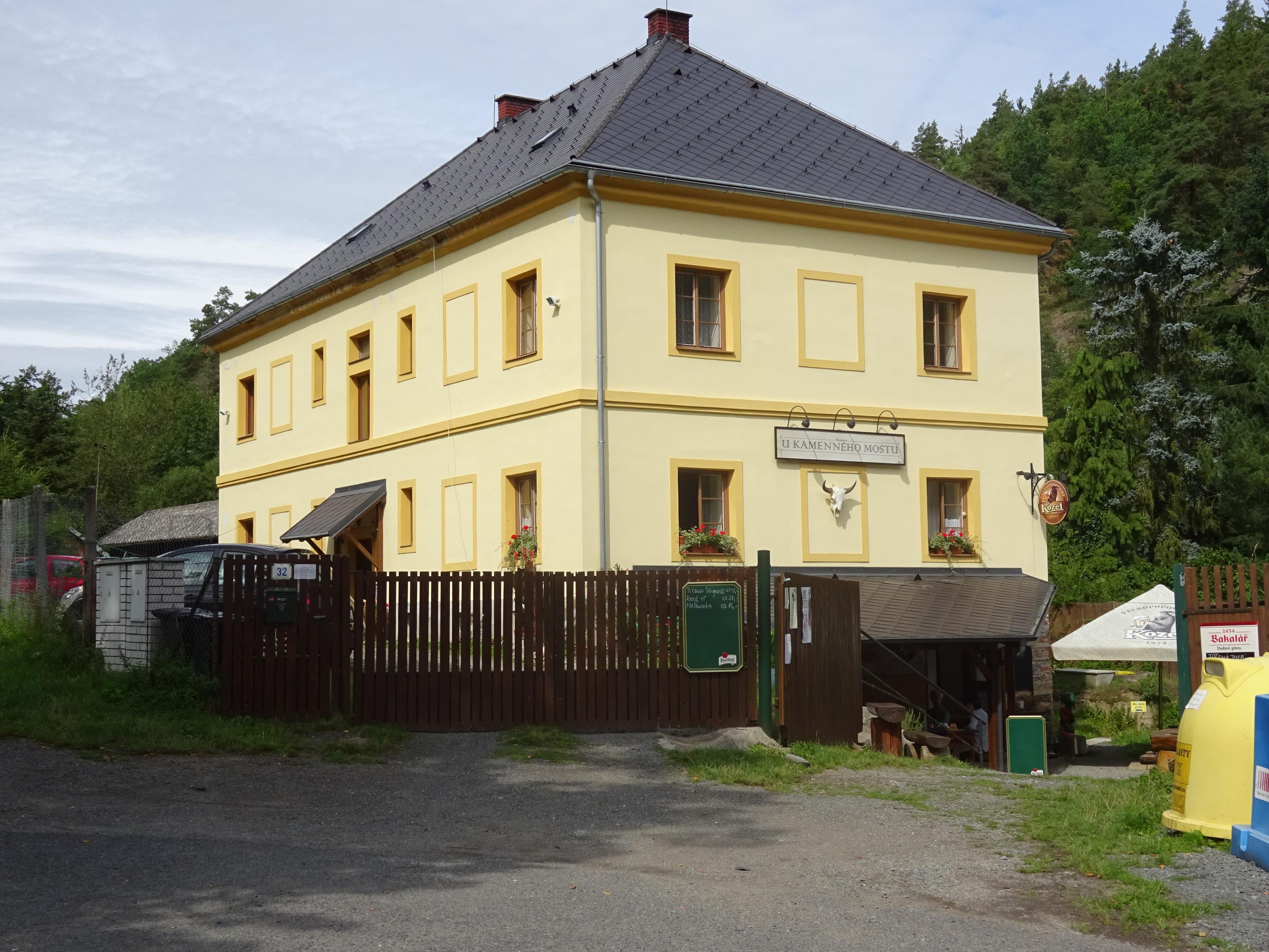 Hostinec u kamenného mostu