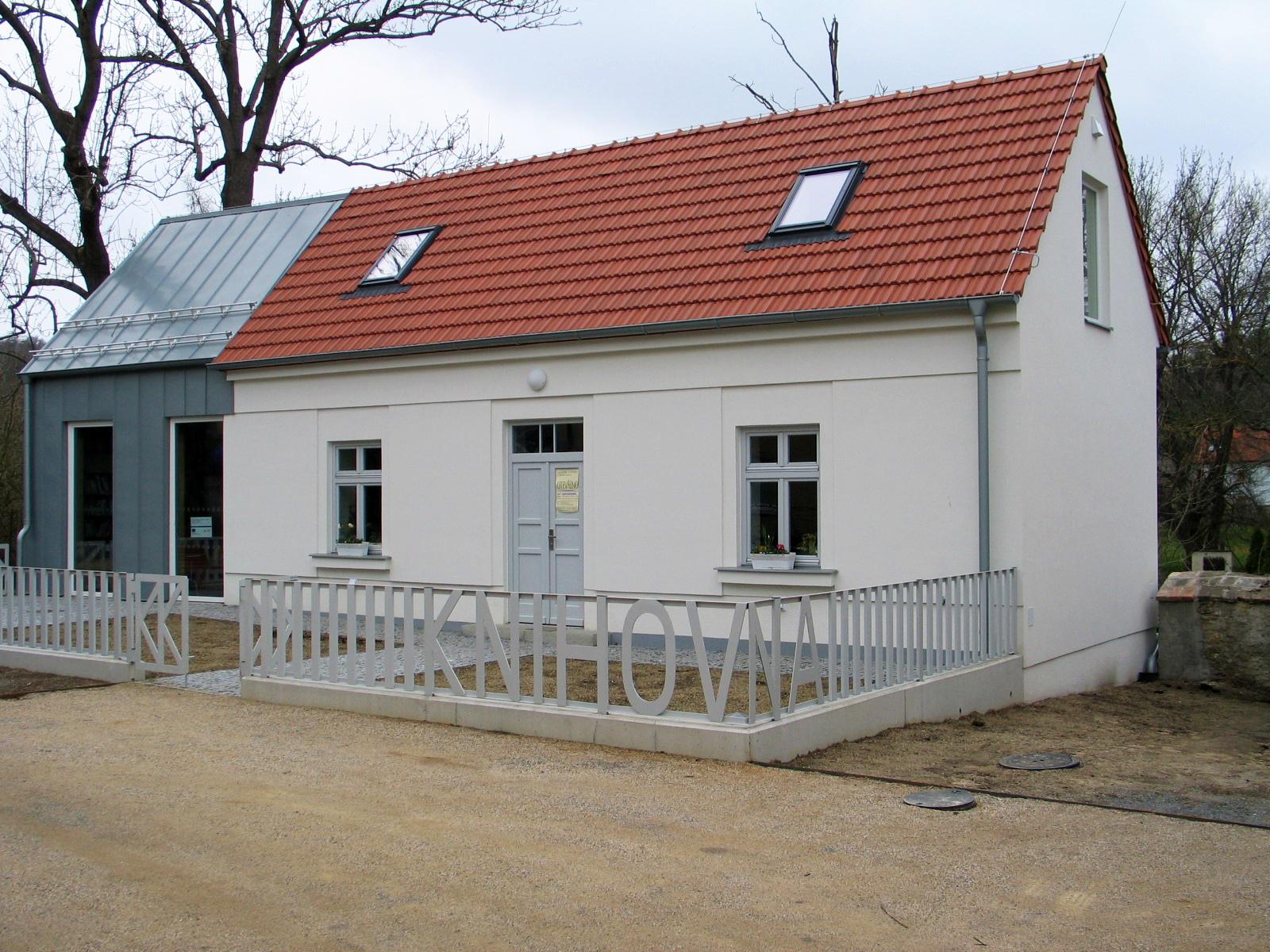 Knihovna J.M.Hovorky - obývák foto 2