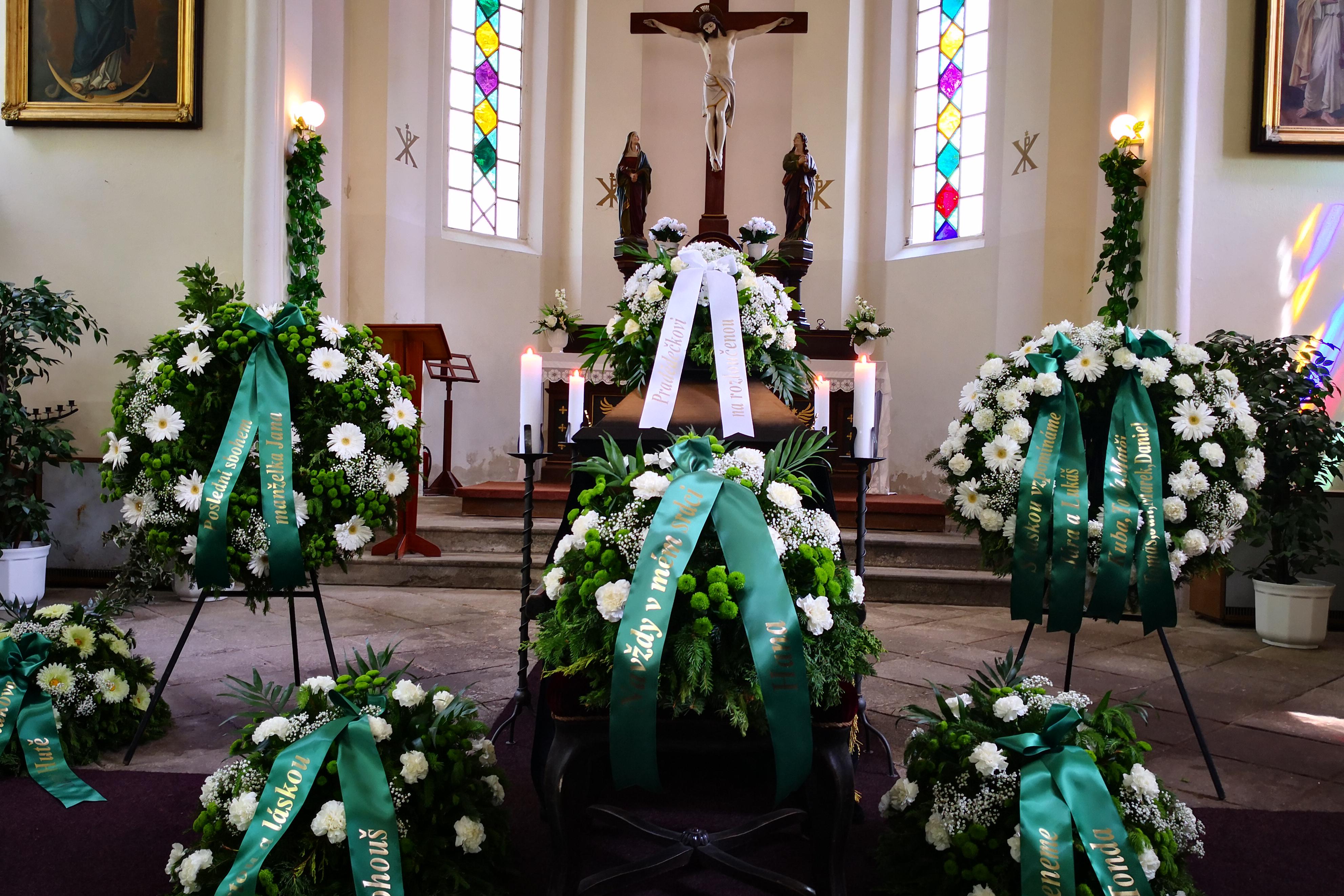 Smuteční obřad v kapli na Příbramském hřbitově