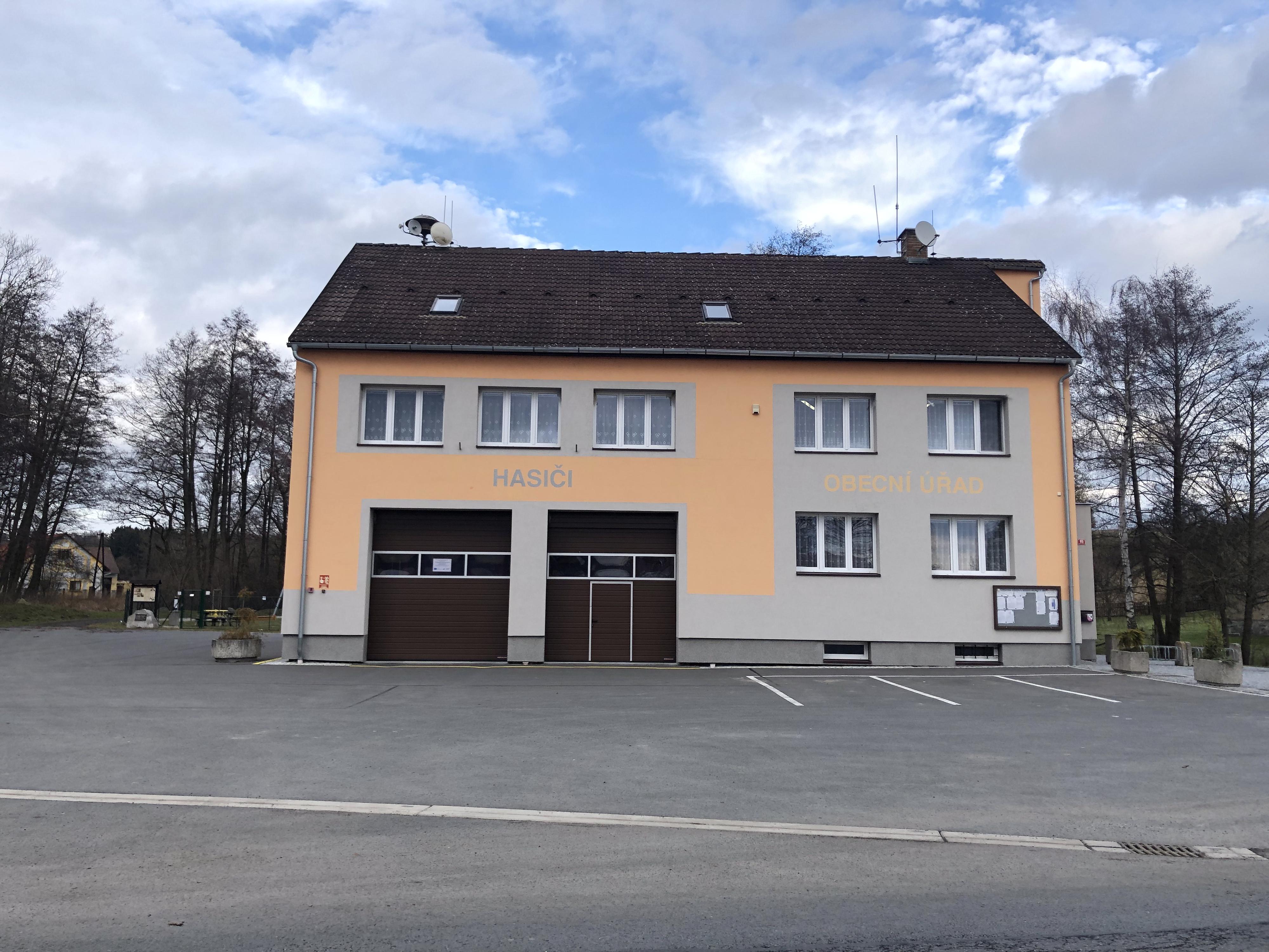 Mladý Smolivec - obecní úřad foto 2
