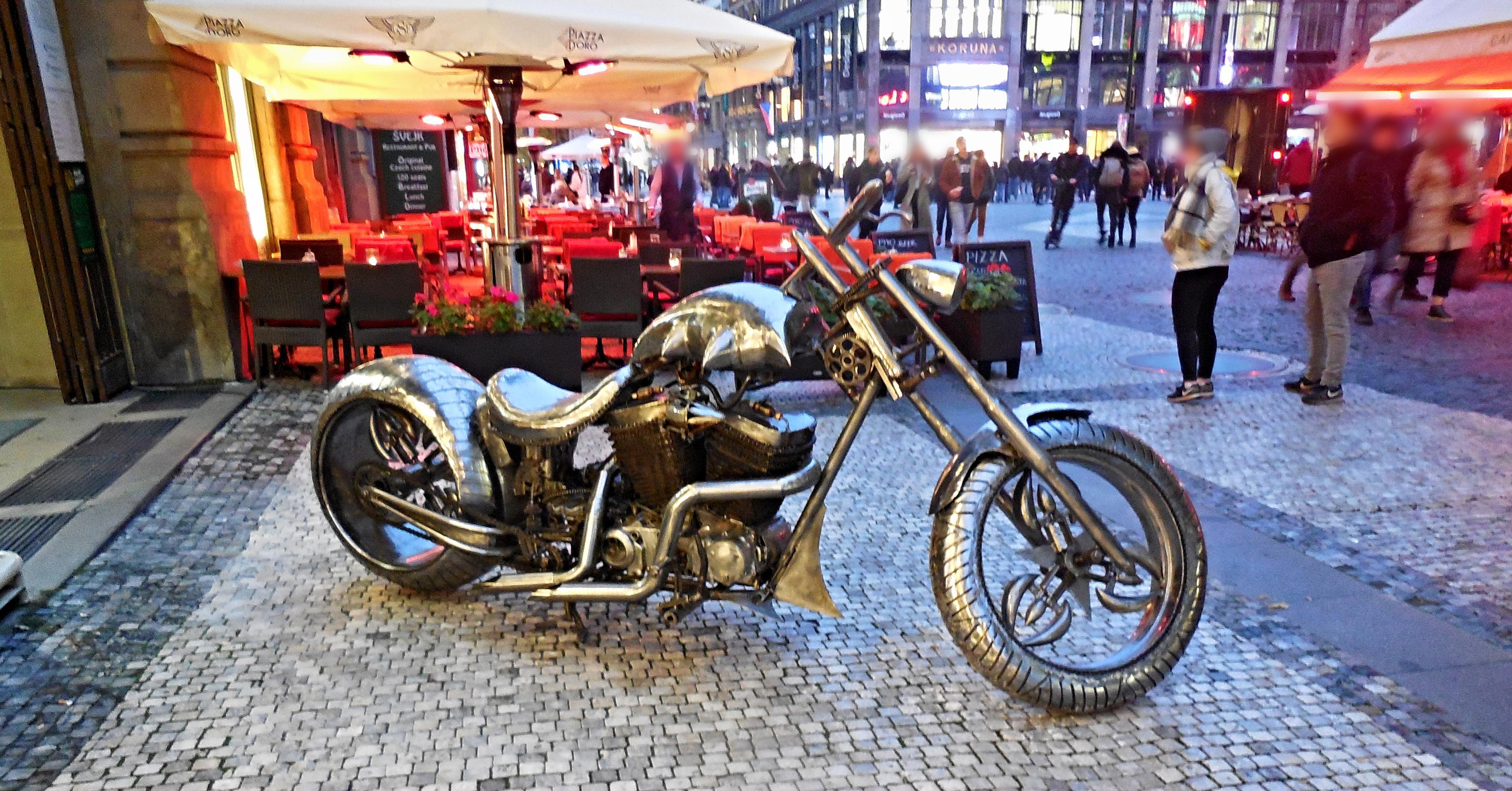 Galerie ocelových figurín