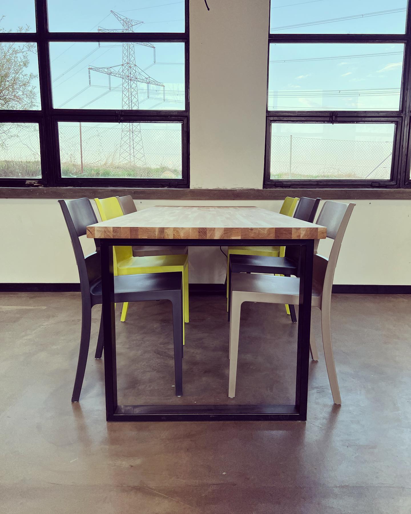 Kostka v poli foto 1