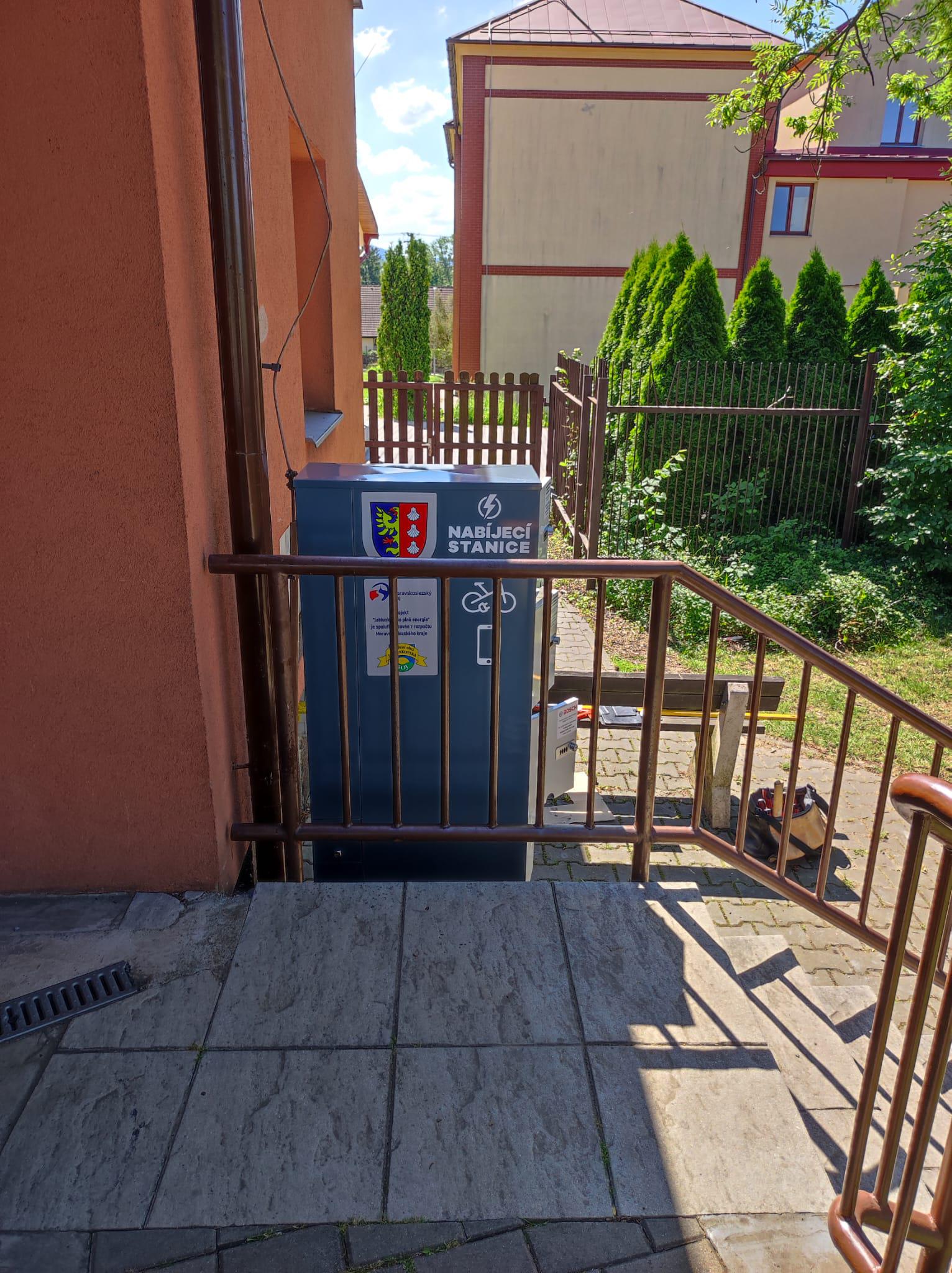 Nabíjecí stanice pro elektrokola a mobilní zařízení foto 2