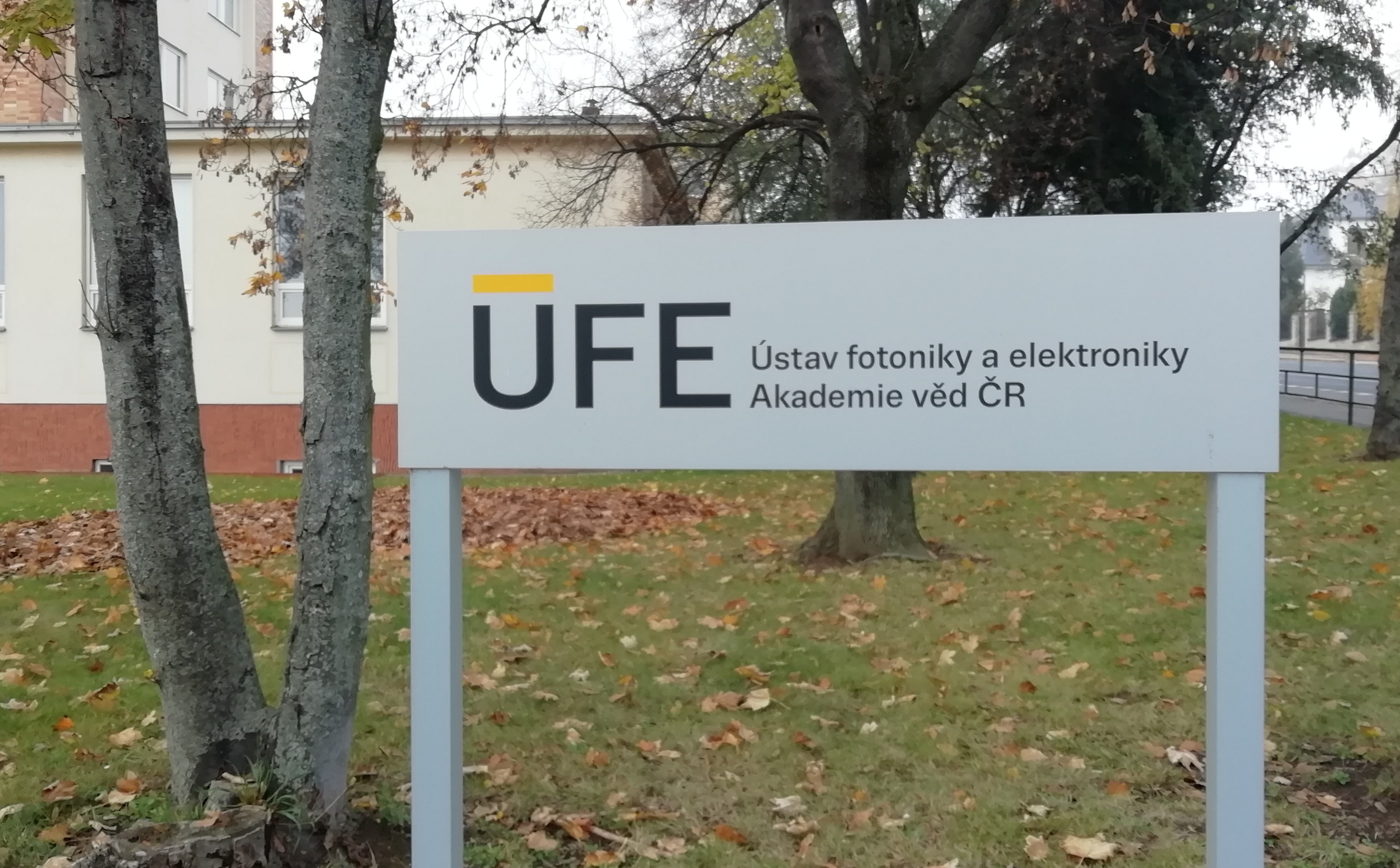 Ústav fotoniky a elektroniky AV ČR foto 2