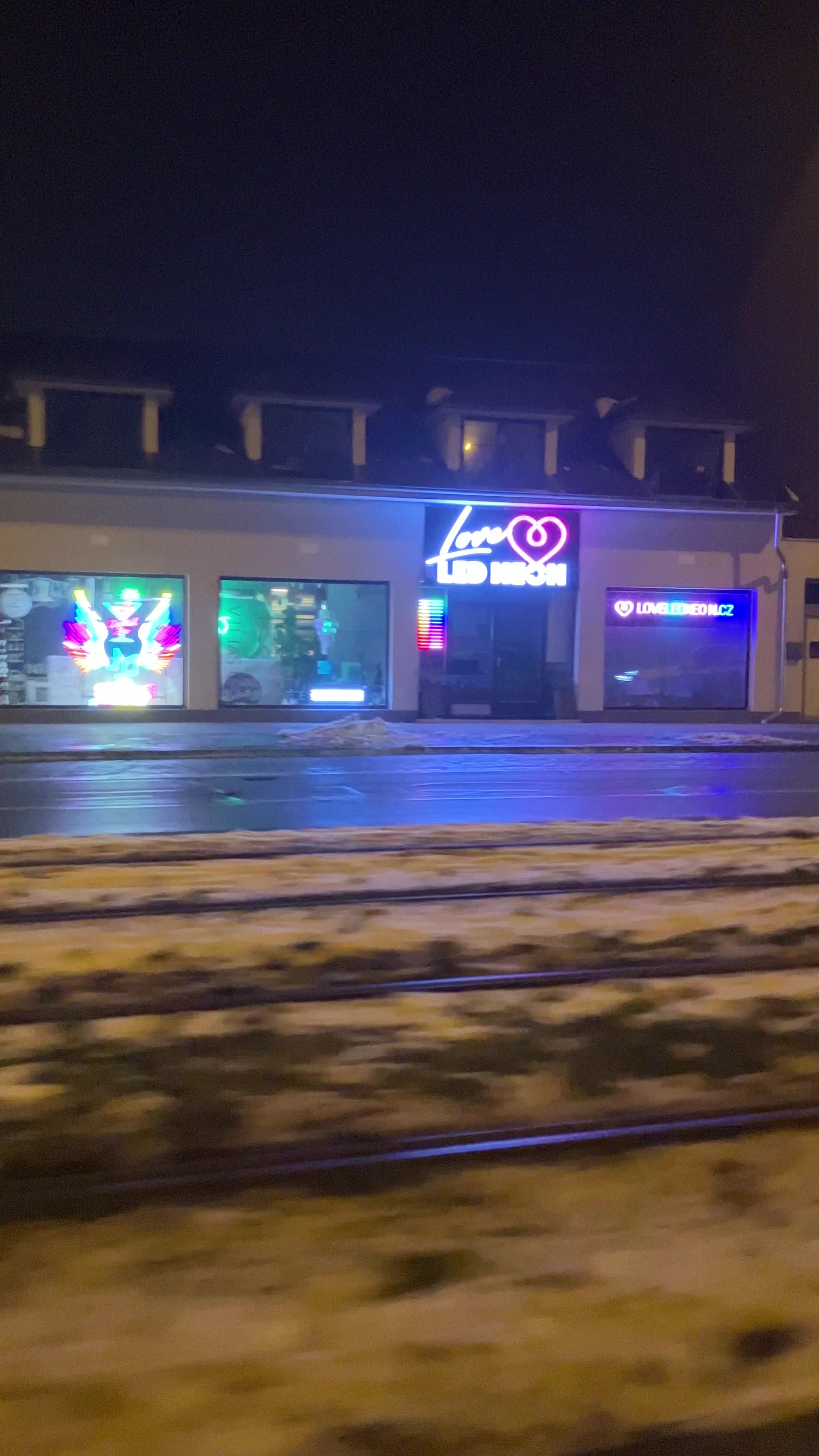 loveledneon.cz foto 2 (náhled videa)