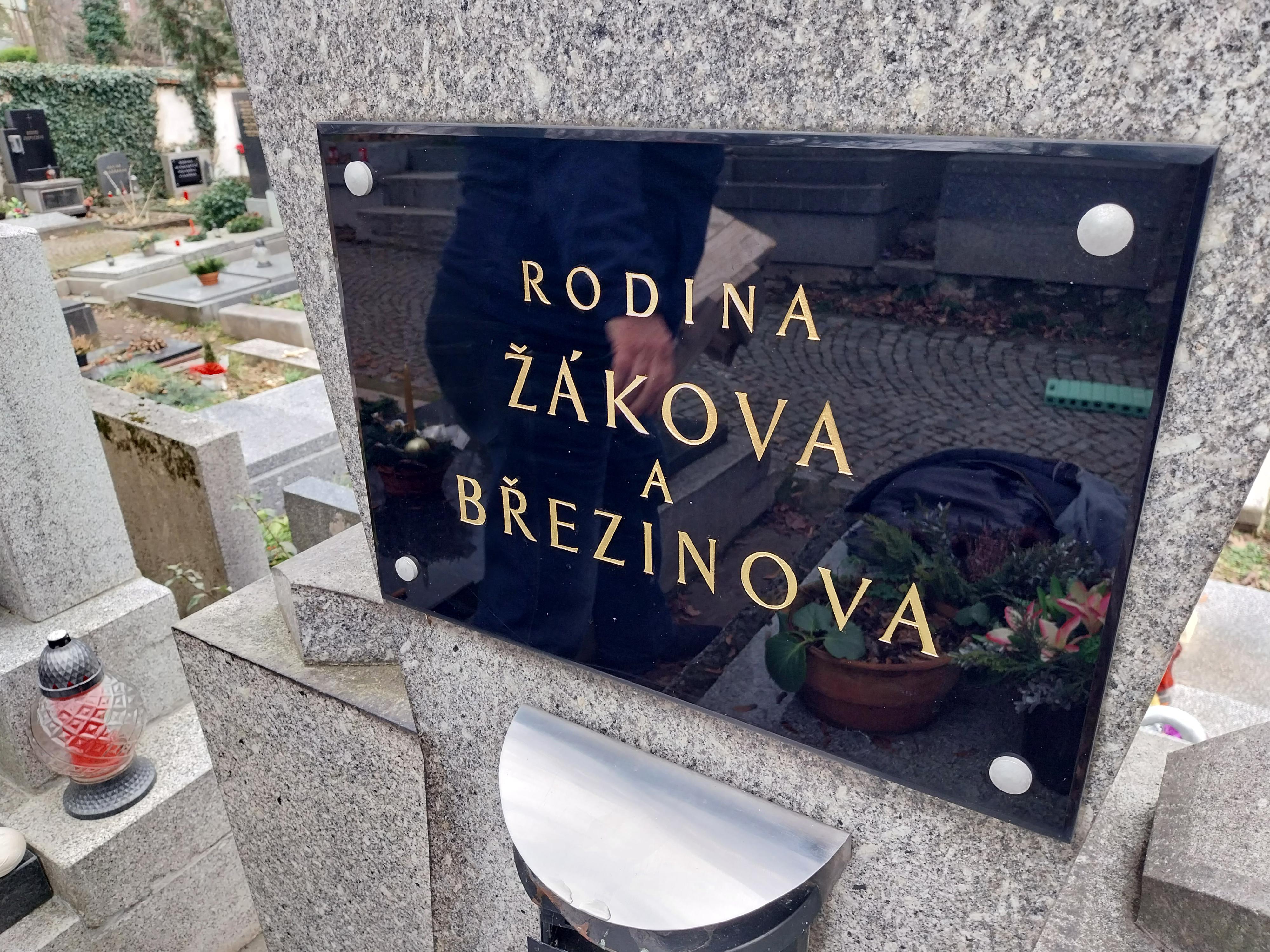 Zlacené písmo do kamene či skla