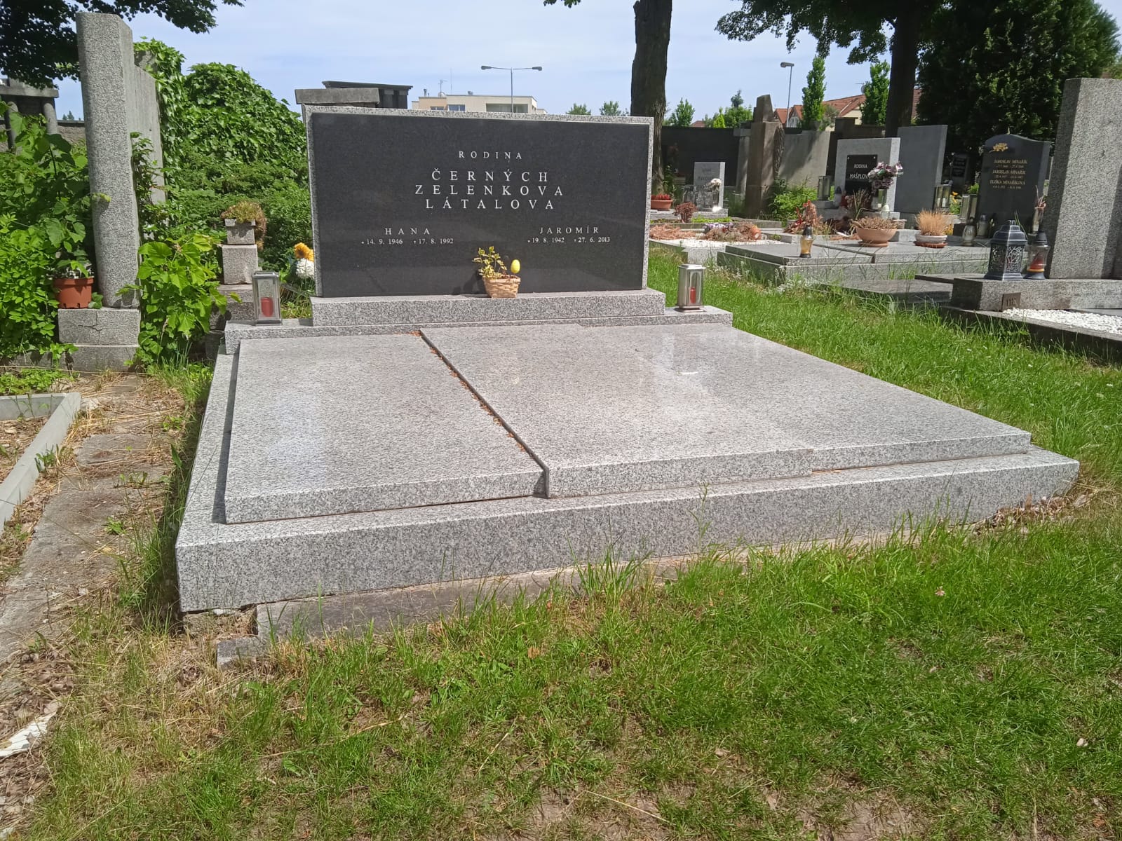 Výroba dvouhrobu ze žuly s černou nápisovou deskou