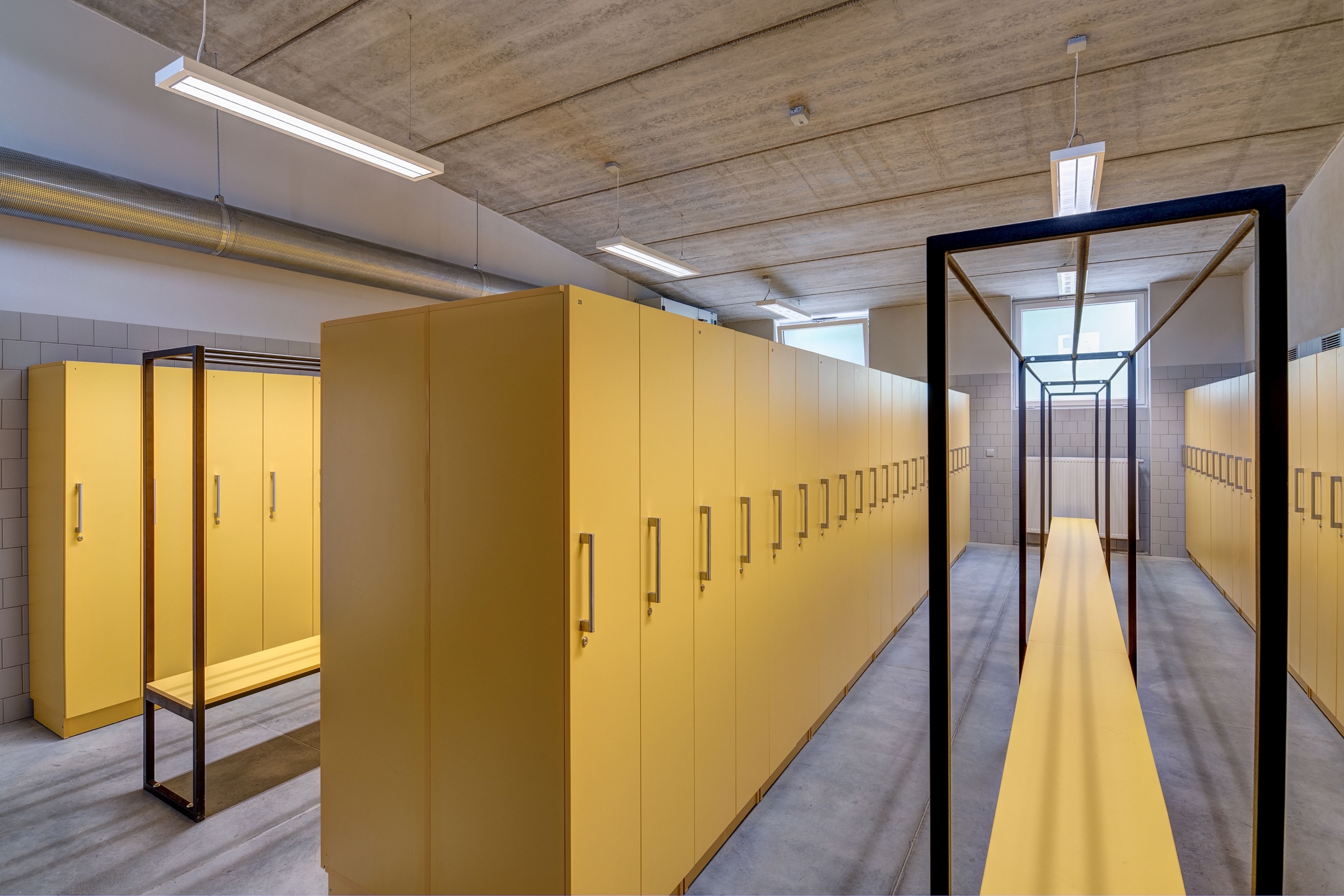 Šatní skříně kovové i dřevěné