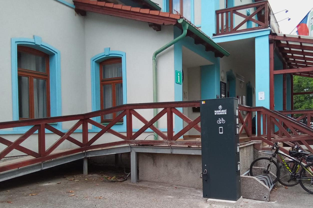 Nabíjecí stanice pro elektrokola a mobilní zařízení